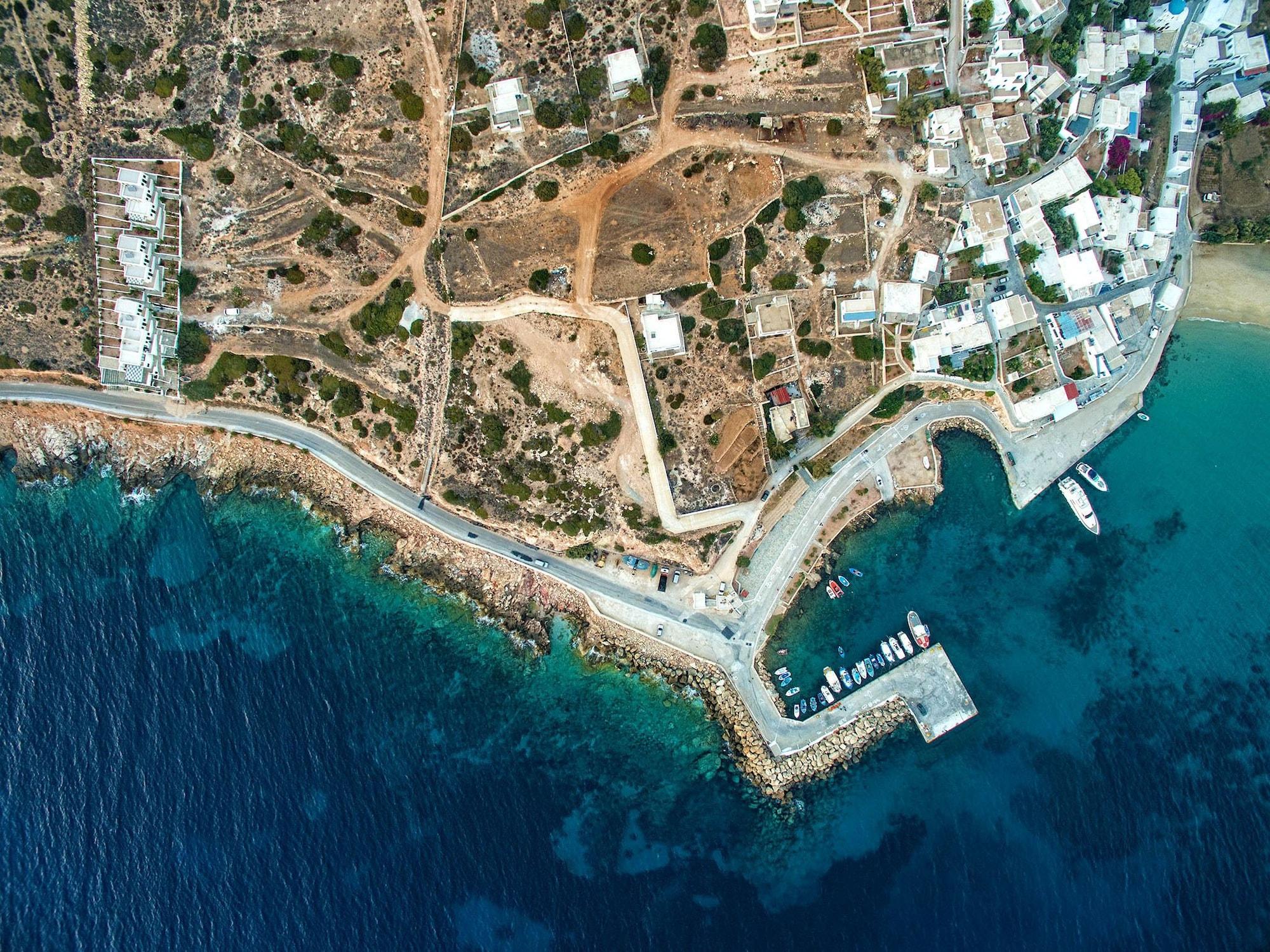 Vista Exterior Pahivouni Studios & Suites