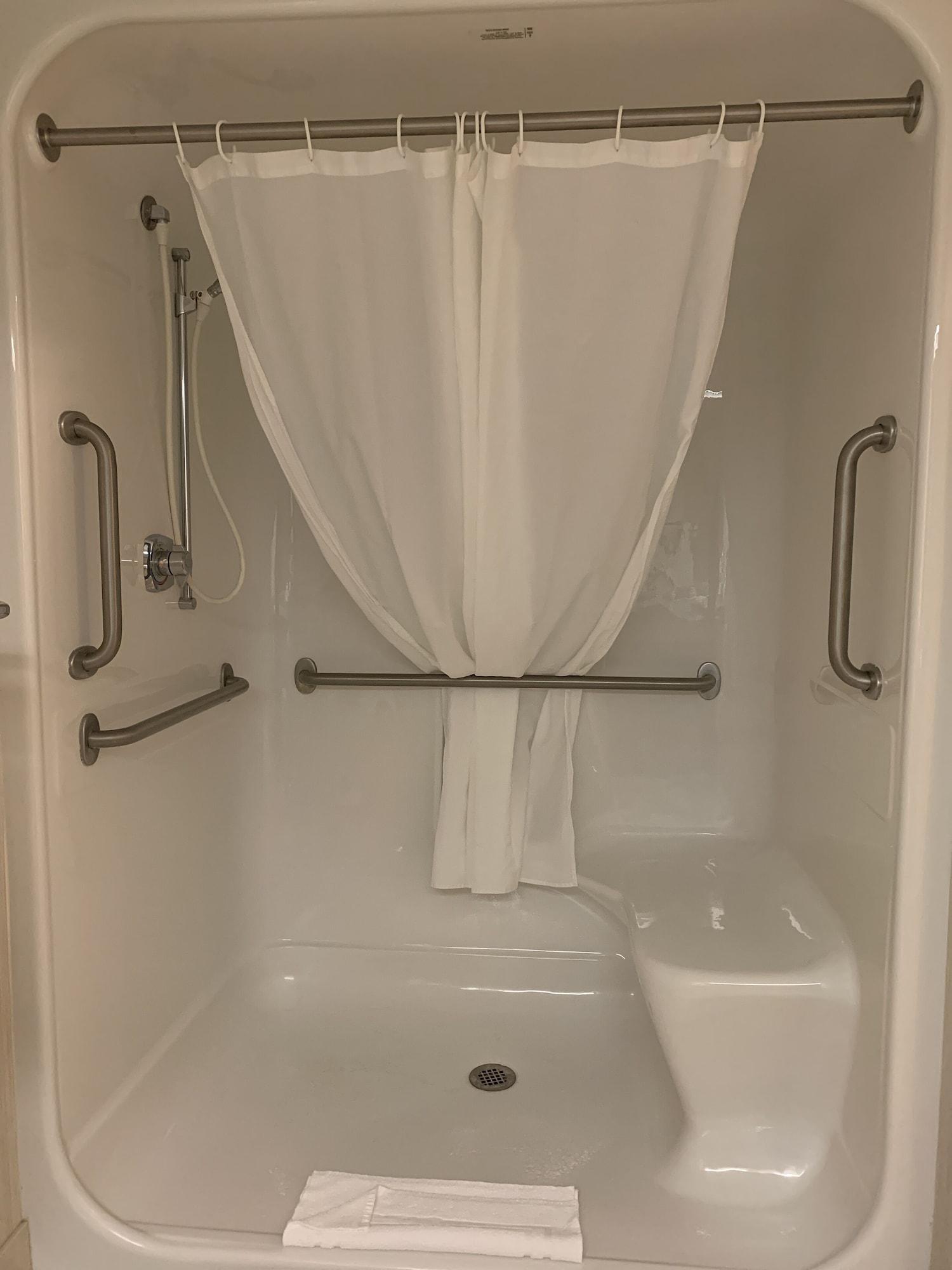 Baño Woodlands Inn & Suites