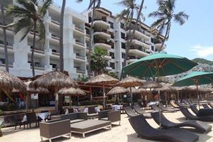 Hospedagens - Emperador Vallarta Beachfront Hotel and Suites