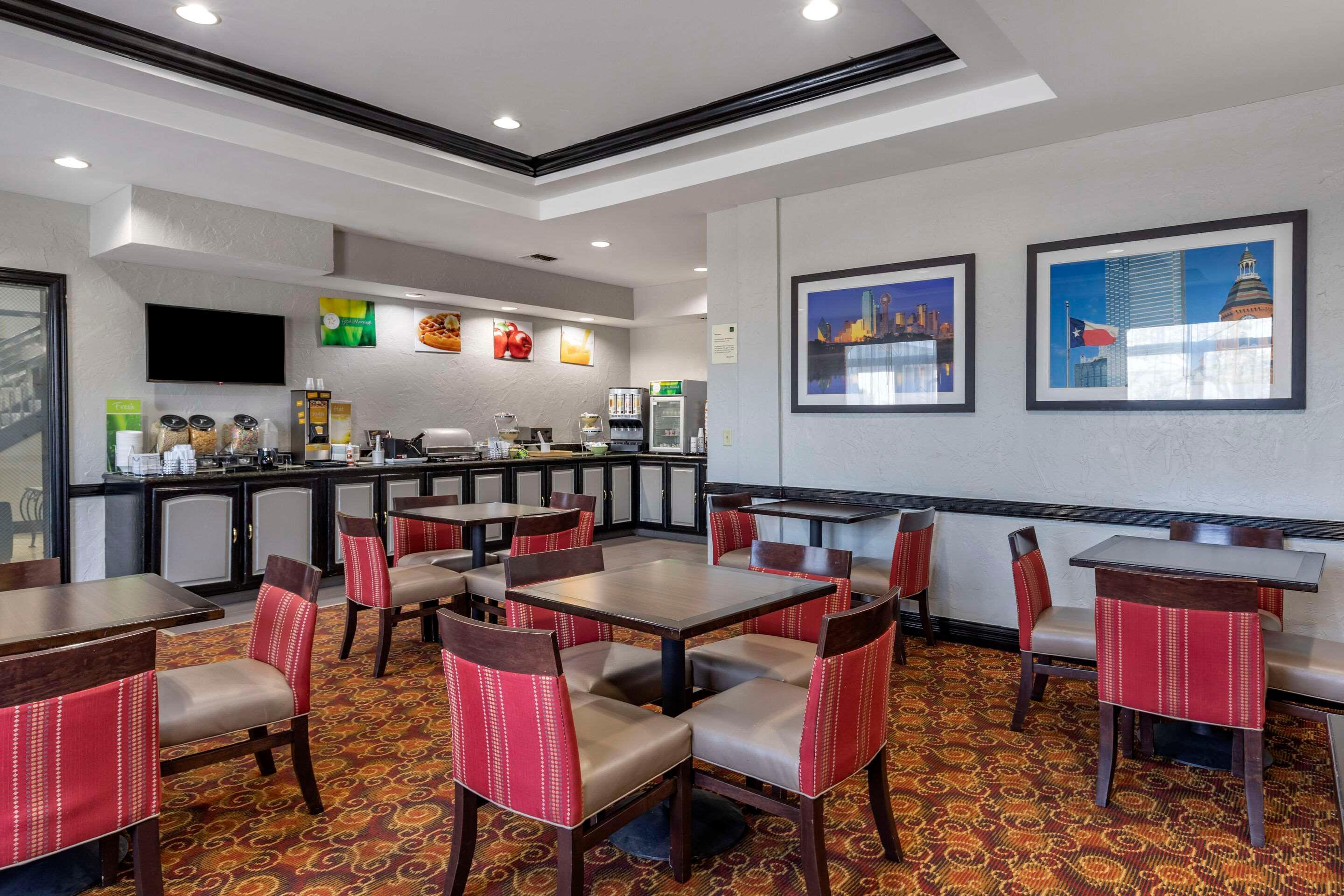 Restaurant Quality Inn & Suites I-35 E / Walnut Hill