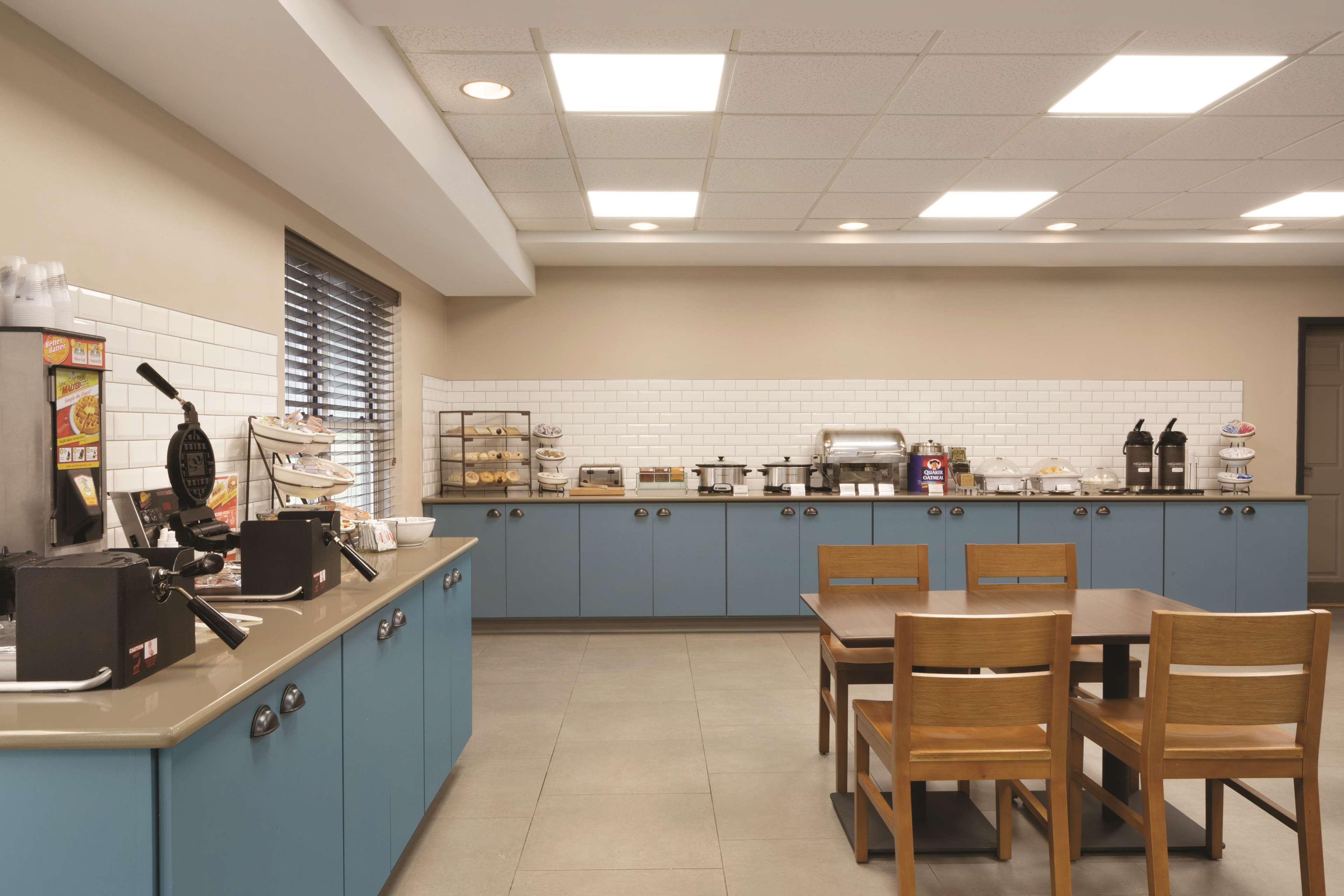 Restaurant Country Inn & Suites by Radisson, Roanoke, VA