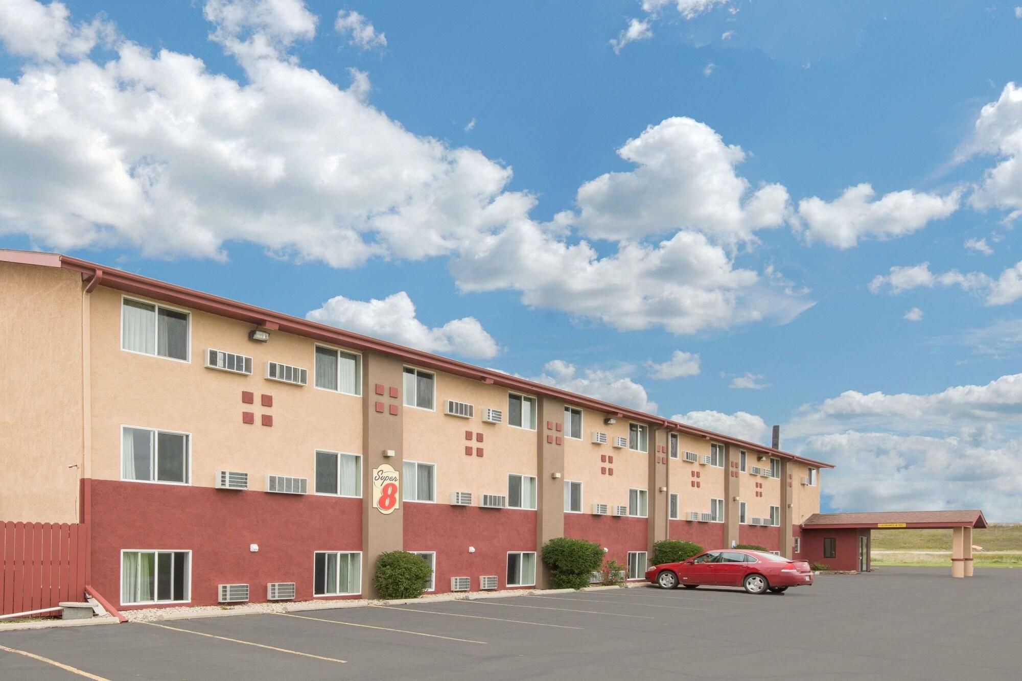 Varios Super 8 by Wyndham Worthington Minnesota