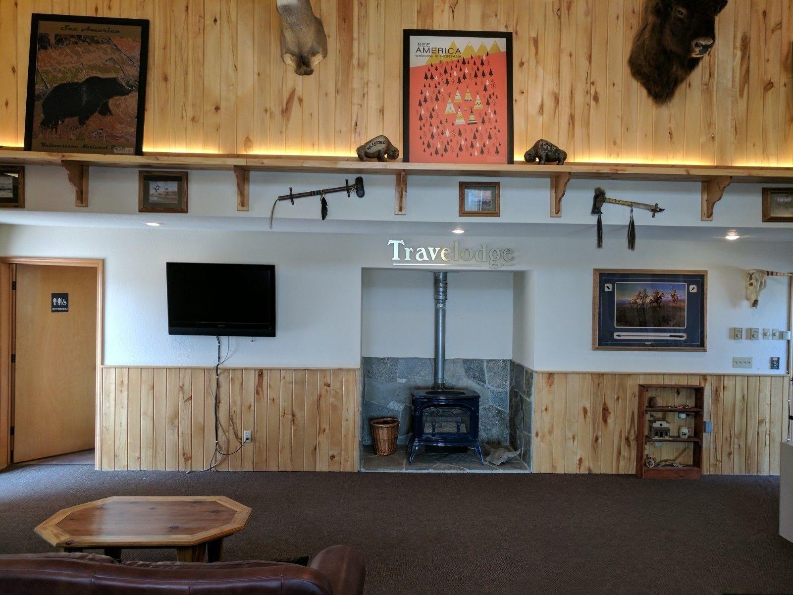 Vista Lobby Travelodge by Wyndham Three Forks