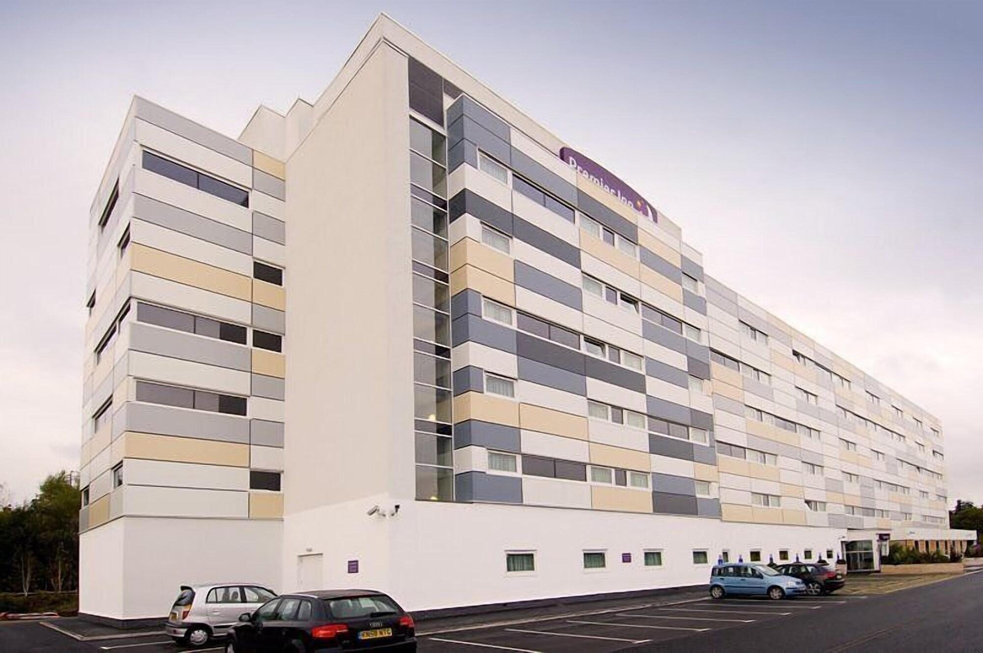 Vista Exterior Premier Inn Manchester M56/J6 Runger Lane South