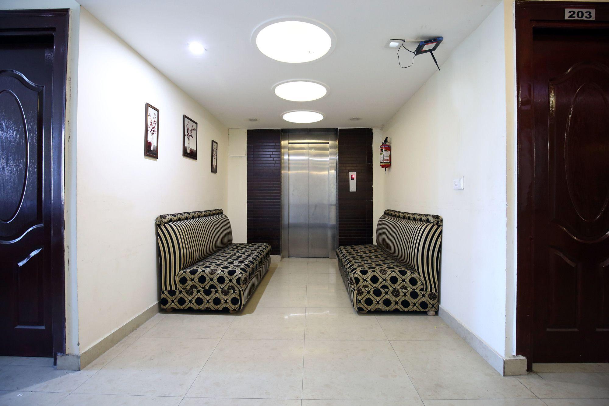 Vista Lobby OYO 8865 Hotel Baj Celebration