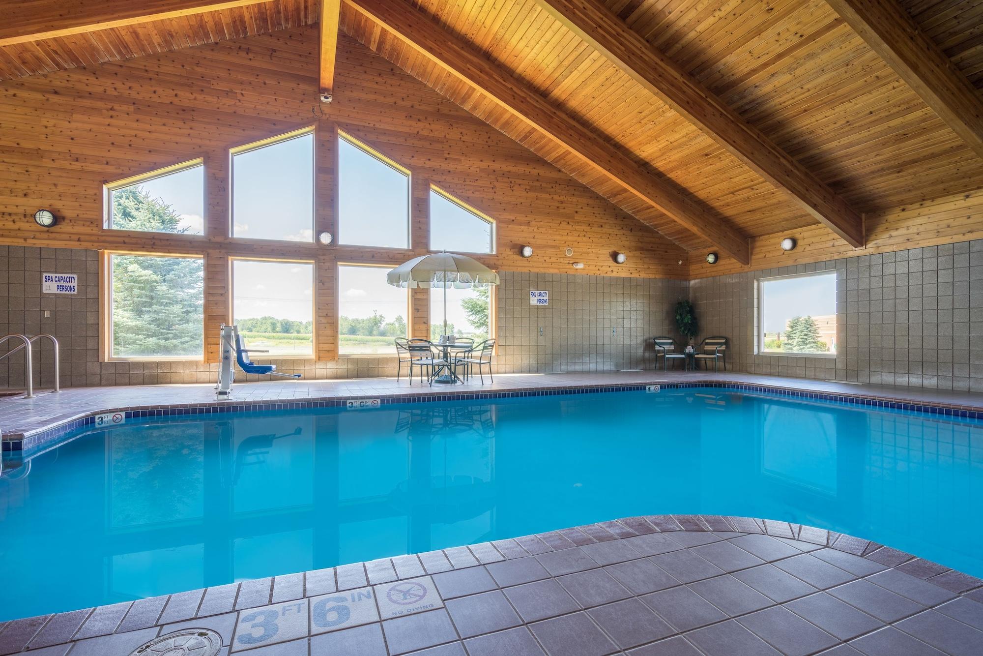 Vista Piscina AmericInn by Wyndham Baldwin