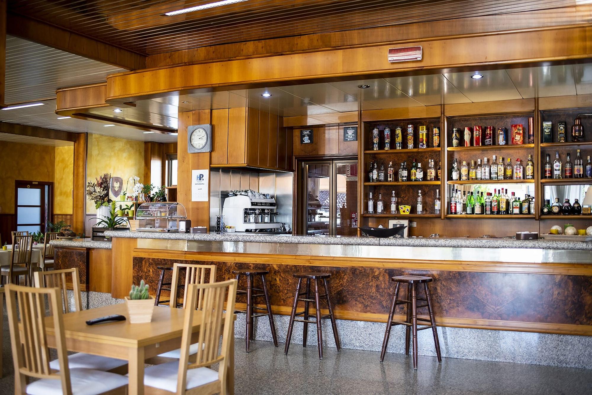 Bar/Salón Hotel Route 9