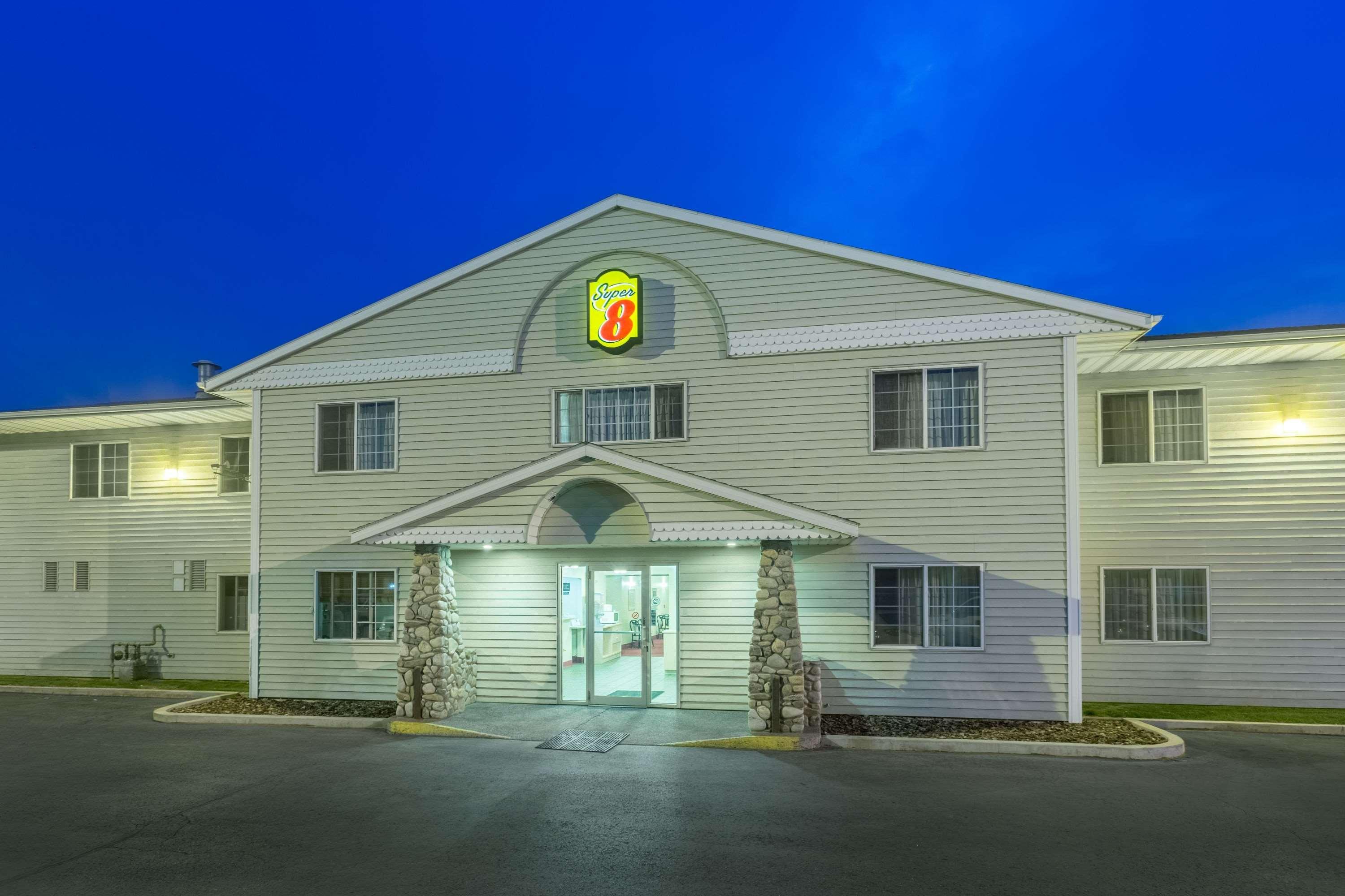 Vista Exterior Super 8 by Wyndham Hamilton