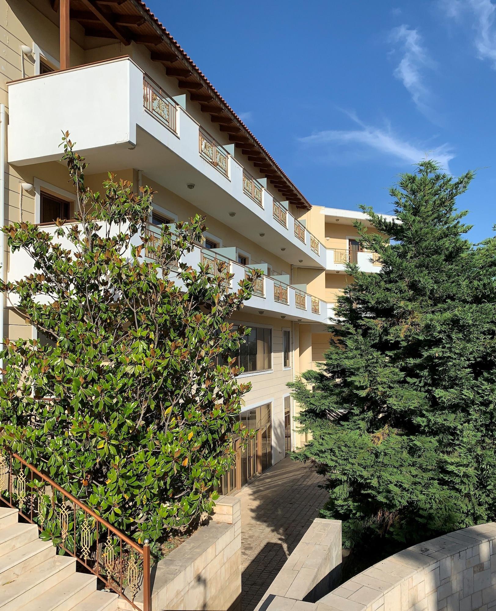 Vista Exterior Parnis Palace Hotel Suites