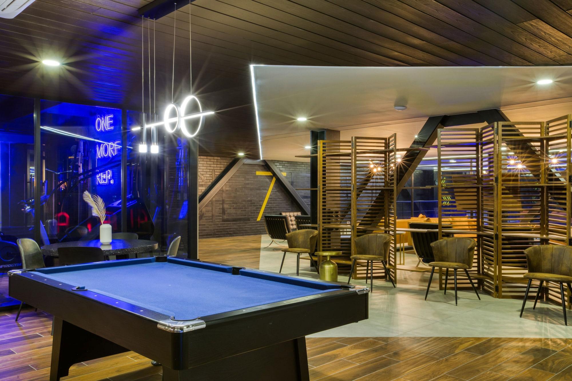 Bar/Salón Downtown Designer Apartments by ULIV