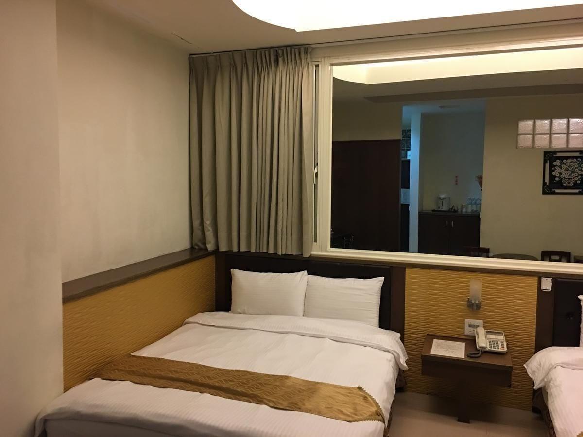 Varios Ri Yue Hu Pan Hotel