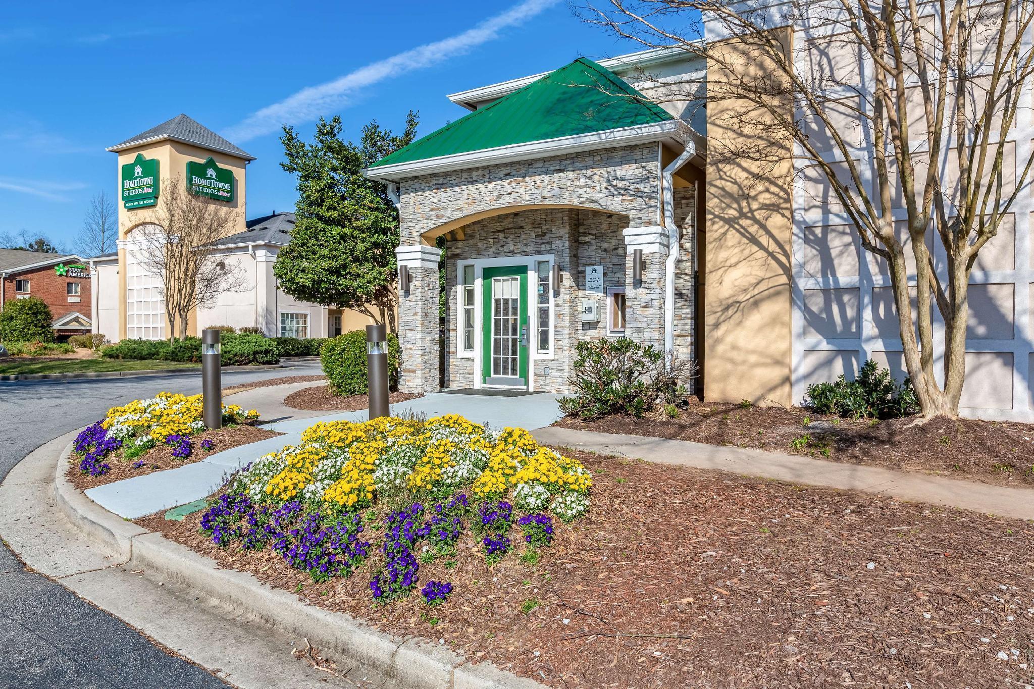 Vista Exterior HomeTowne Studios Atlanta – Peachtree Corners