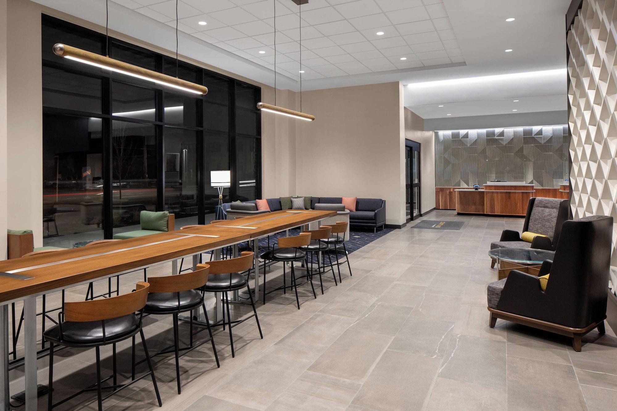 Vista Lobby Courtyard by Marriott Lansing Downtown