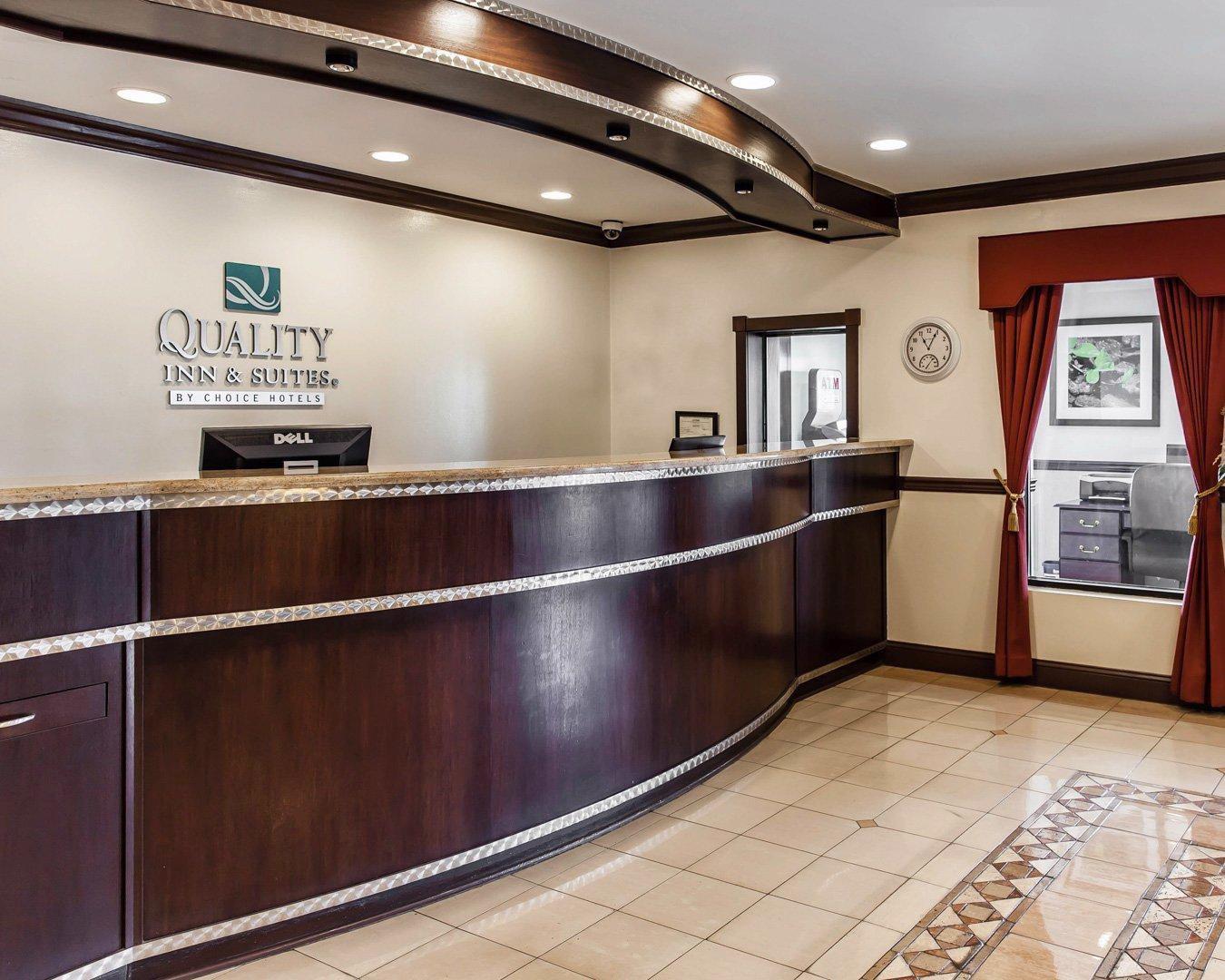 Vista Lobby Quality Inn & Suites Quakertown - Allentown
