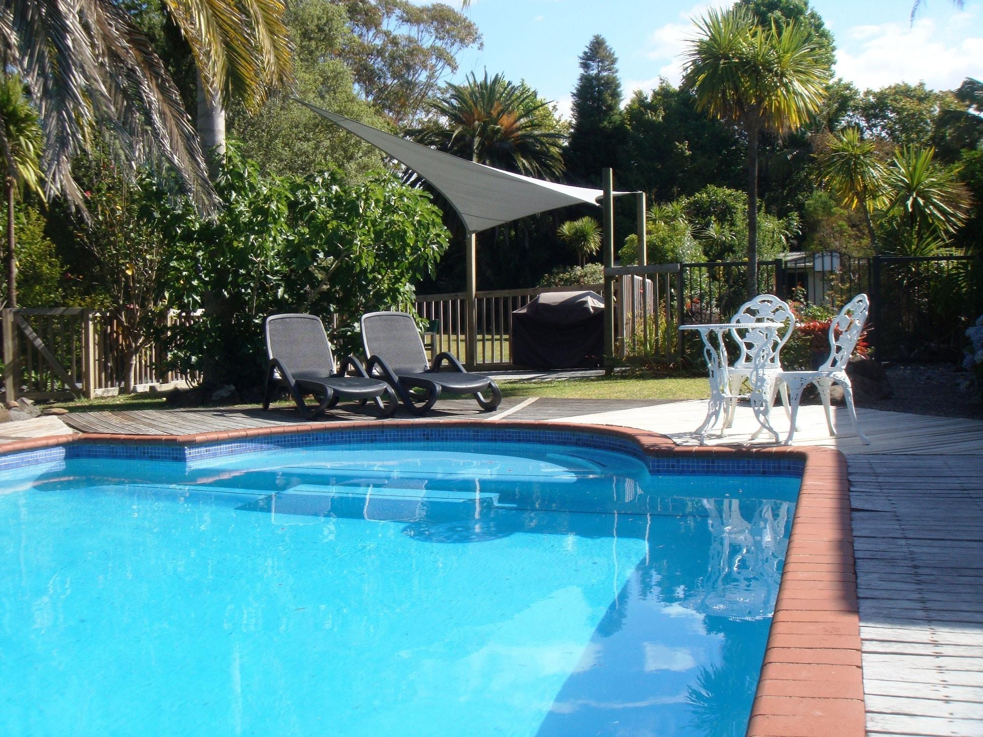 Varios Colonial House Motel