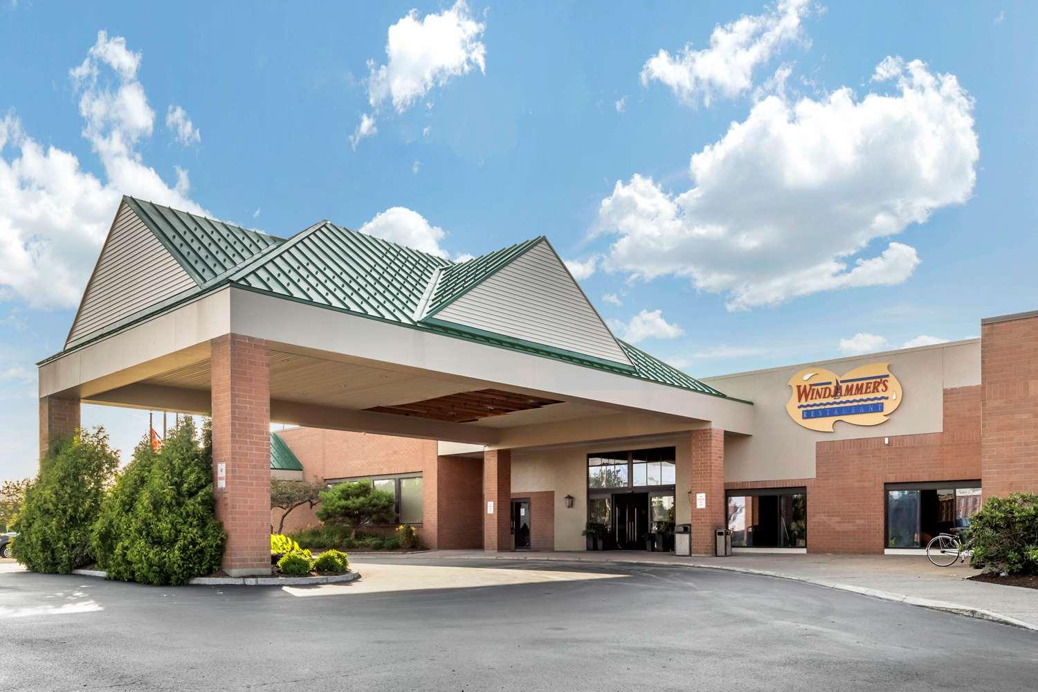 Vista Exterior Clarion Hotel Conference Center on Lake Erie