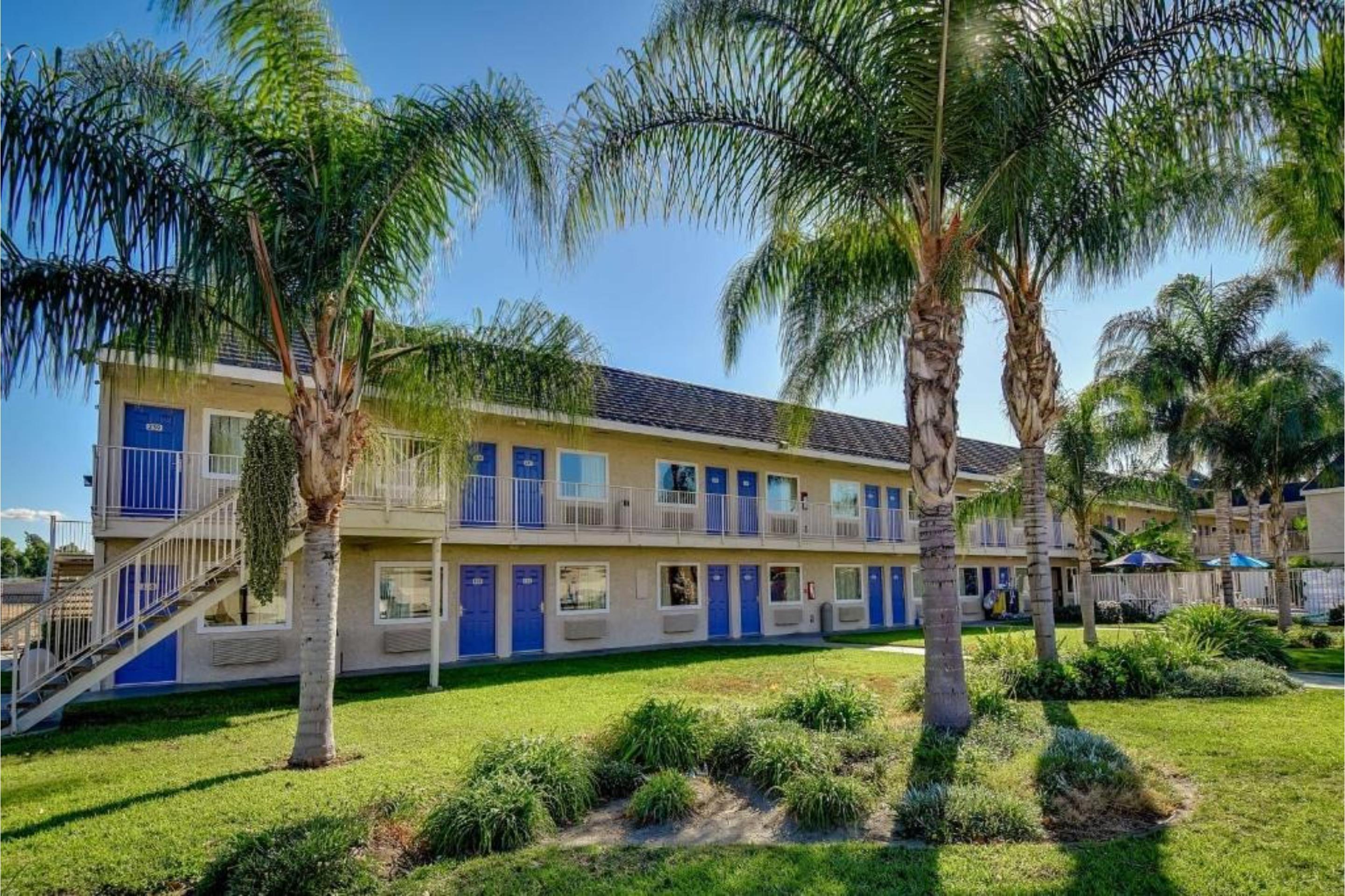 Vista Exterior Motel 6 Riverside, CA - South