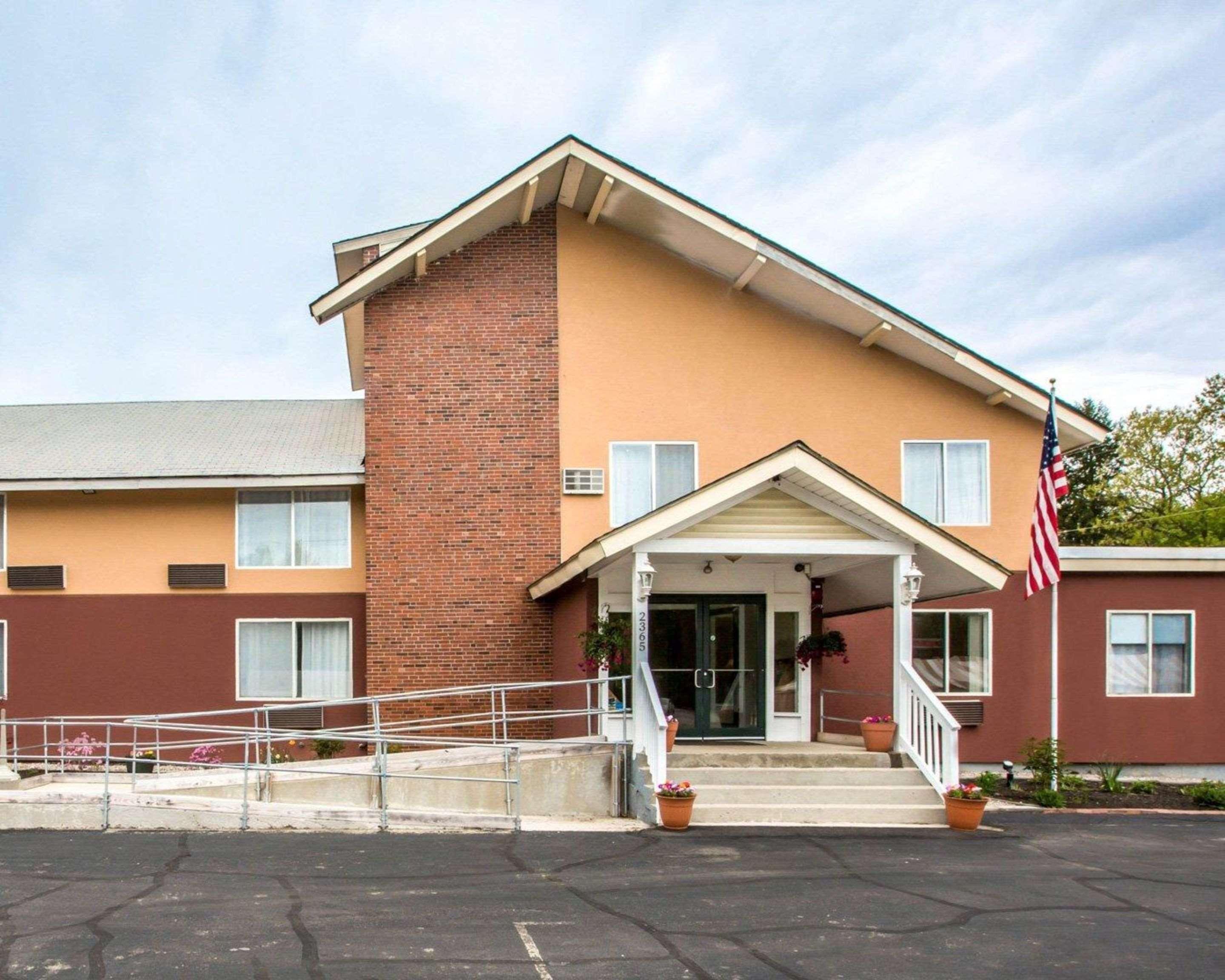 Vista Exterior Econo Lodge Lakes Region