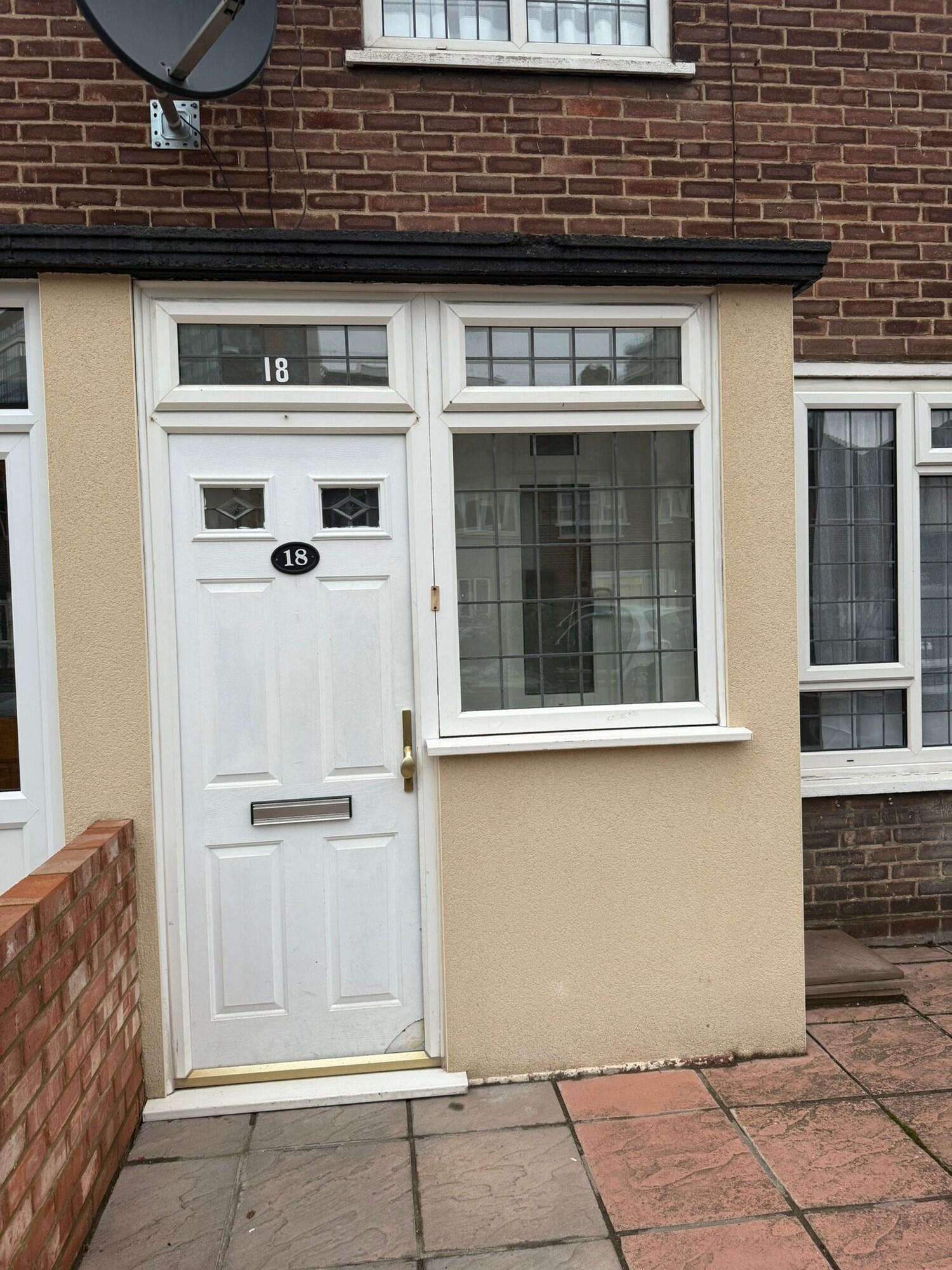 Varios Baraka House Royal Victoria London by OYO