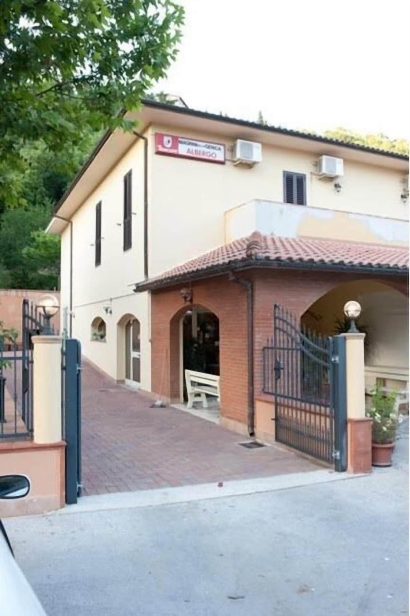 Vista Exterior Albergo Magrini della Genga