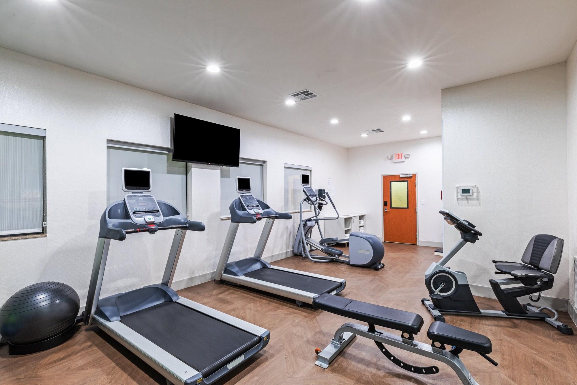 Gimnasio Holiday Inn Express Hotel and Suites Pryor by IHG