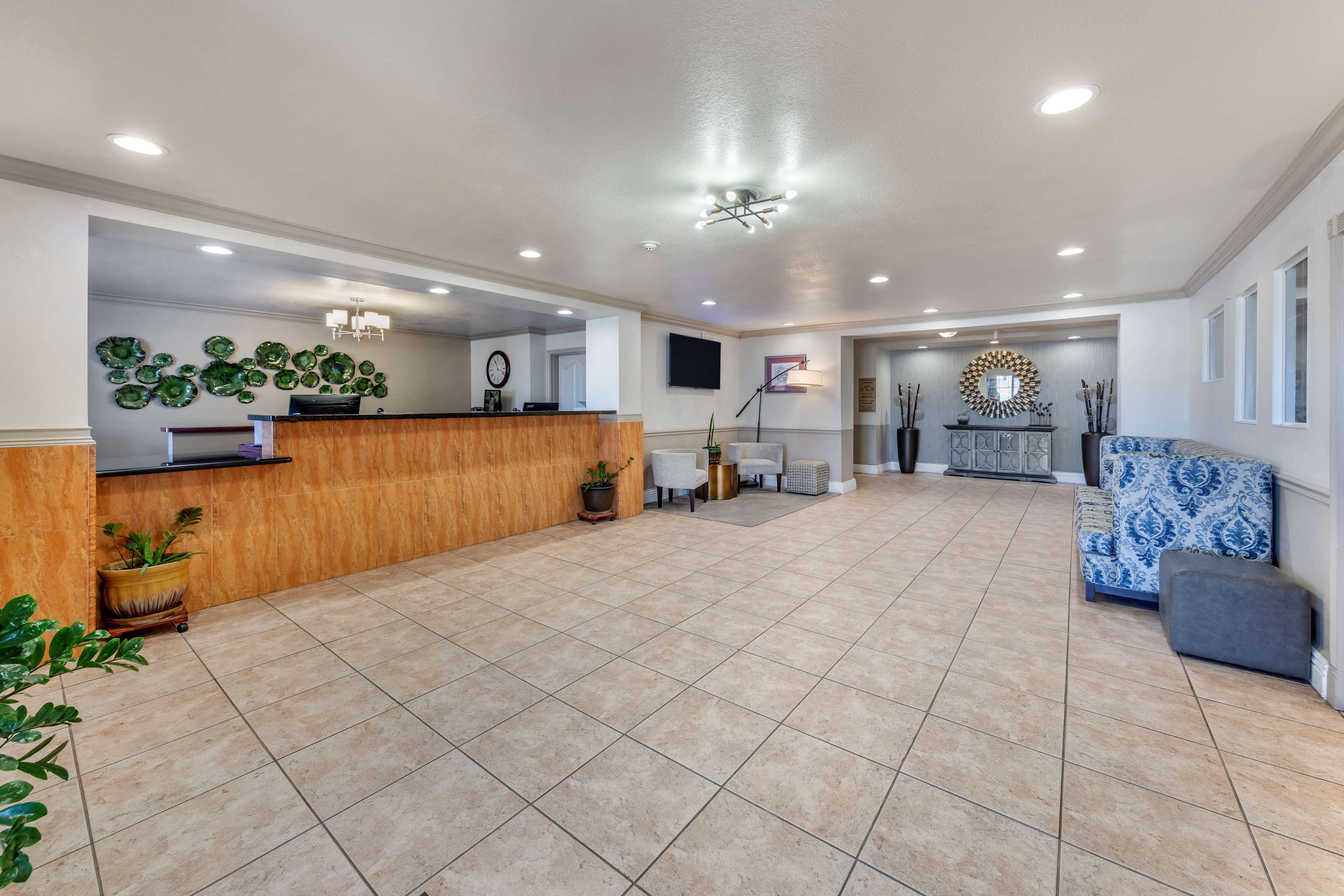 Vista Lobby Best Western Plus John Jay Inn & Suites