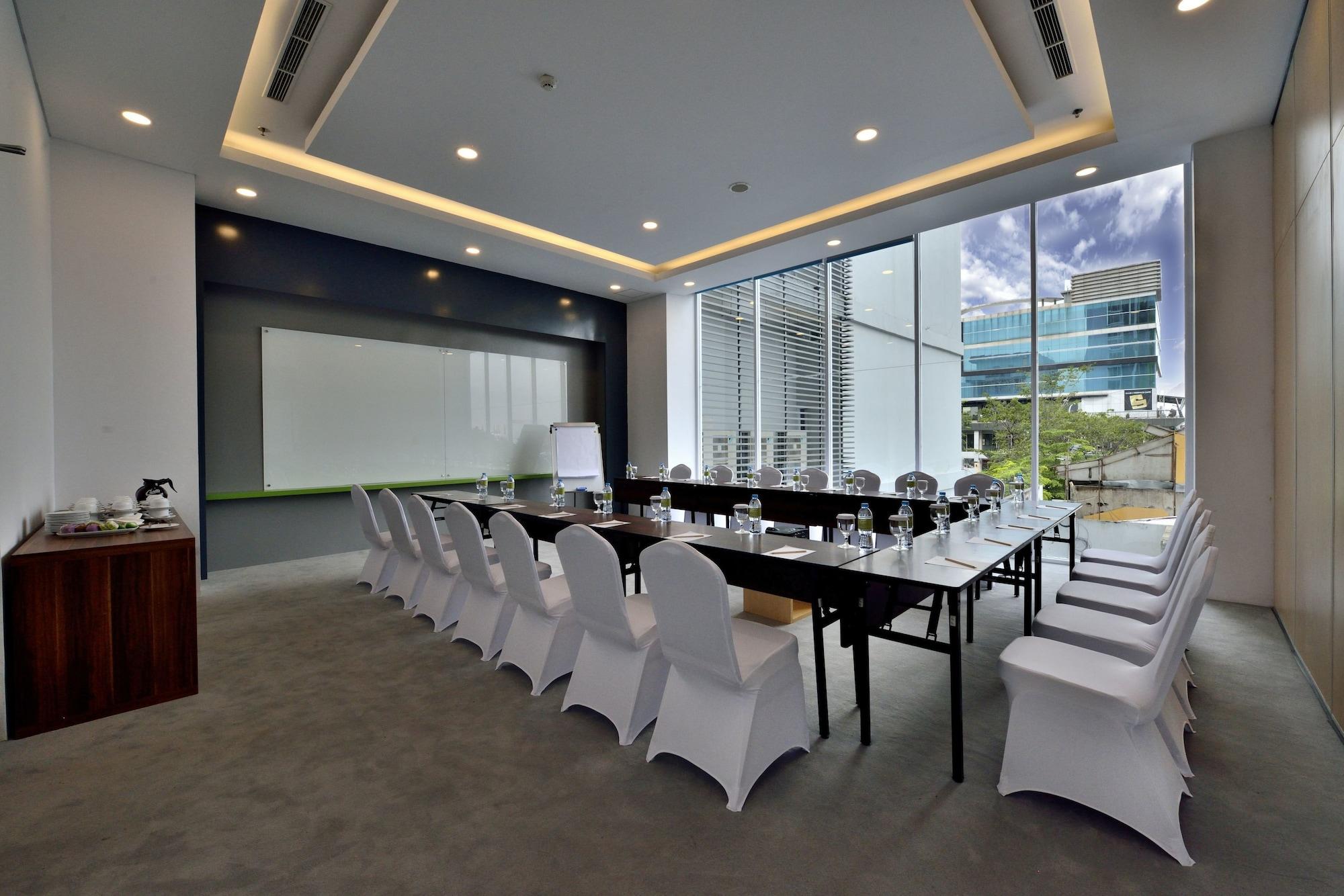 Sala de Reuniones Whiz Hotel Sudirman Pekanbaru