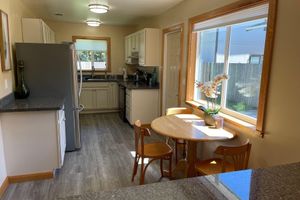 Alquiler Vacacional - Clean and Bright Cottage, 3 bedroom with Laundry