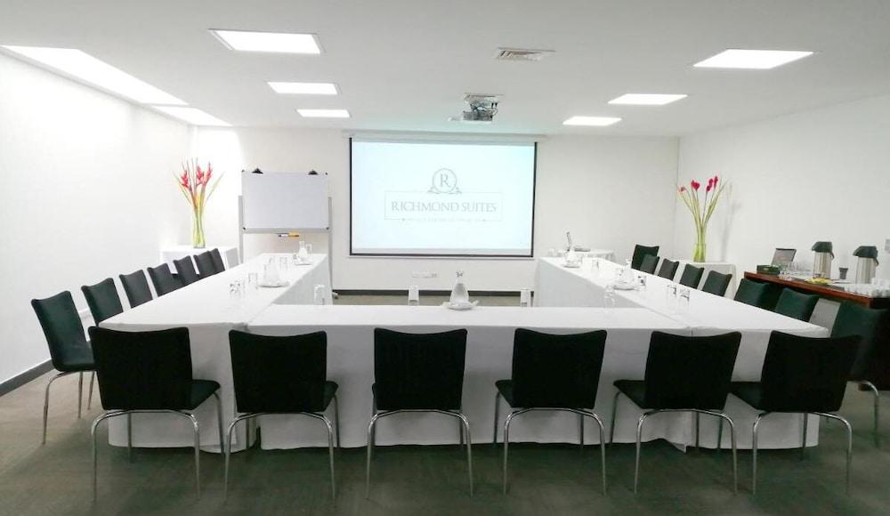 Sala de Reuniones Richmond Suites Hotel