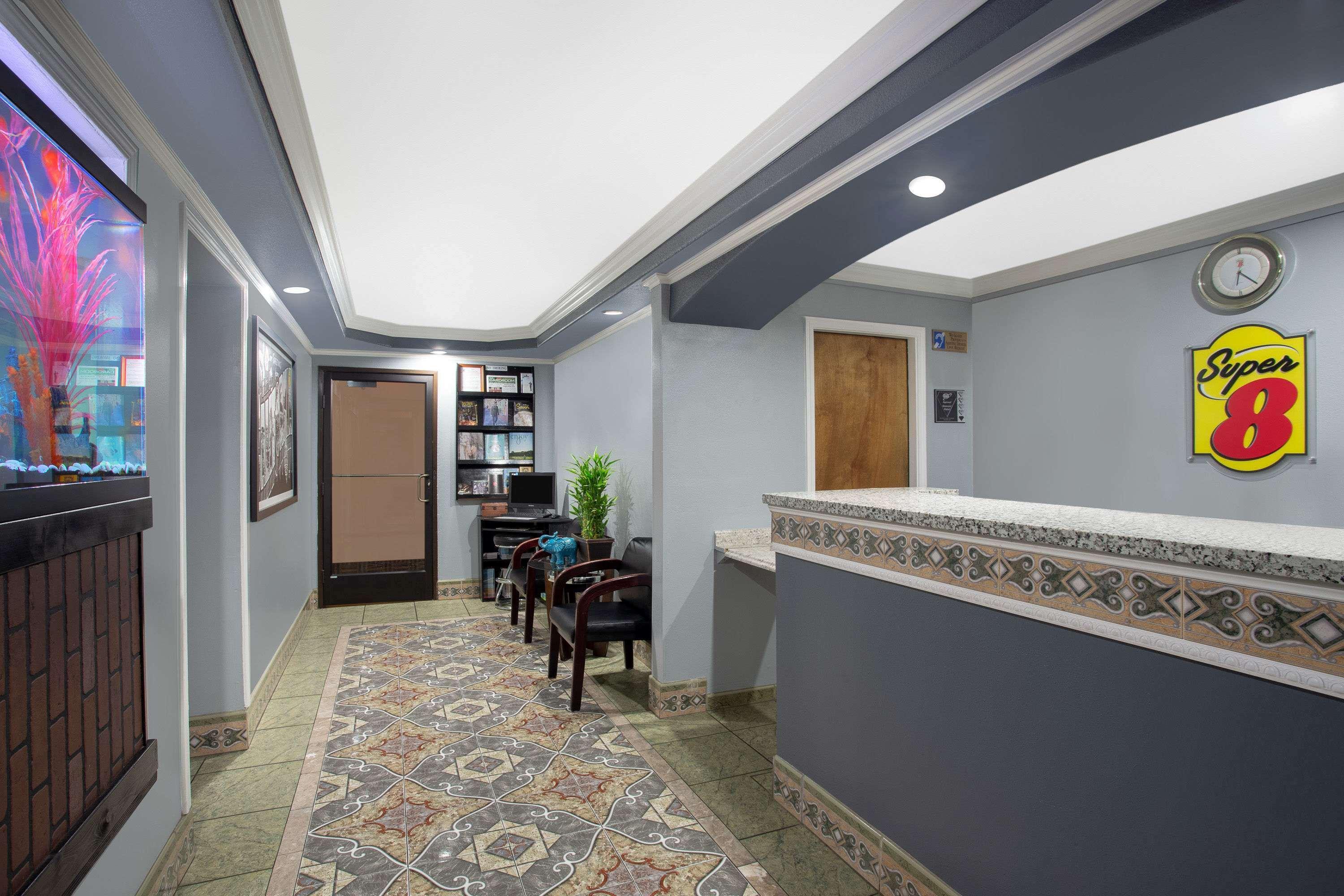 Vista Lobby Super 8 by Wyndham Chico