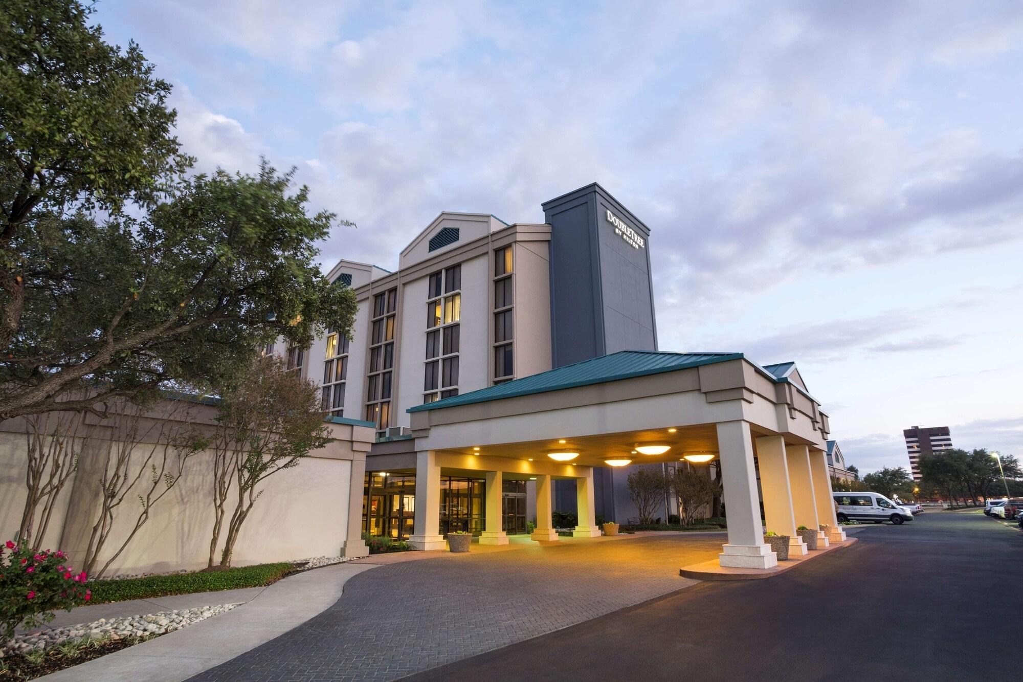 Vista Exterior DoubleTree by Hilton Dallas - DFW Airport North