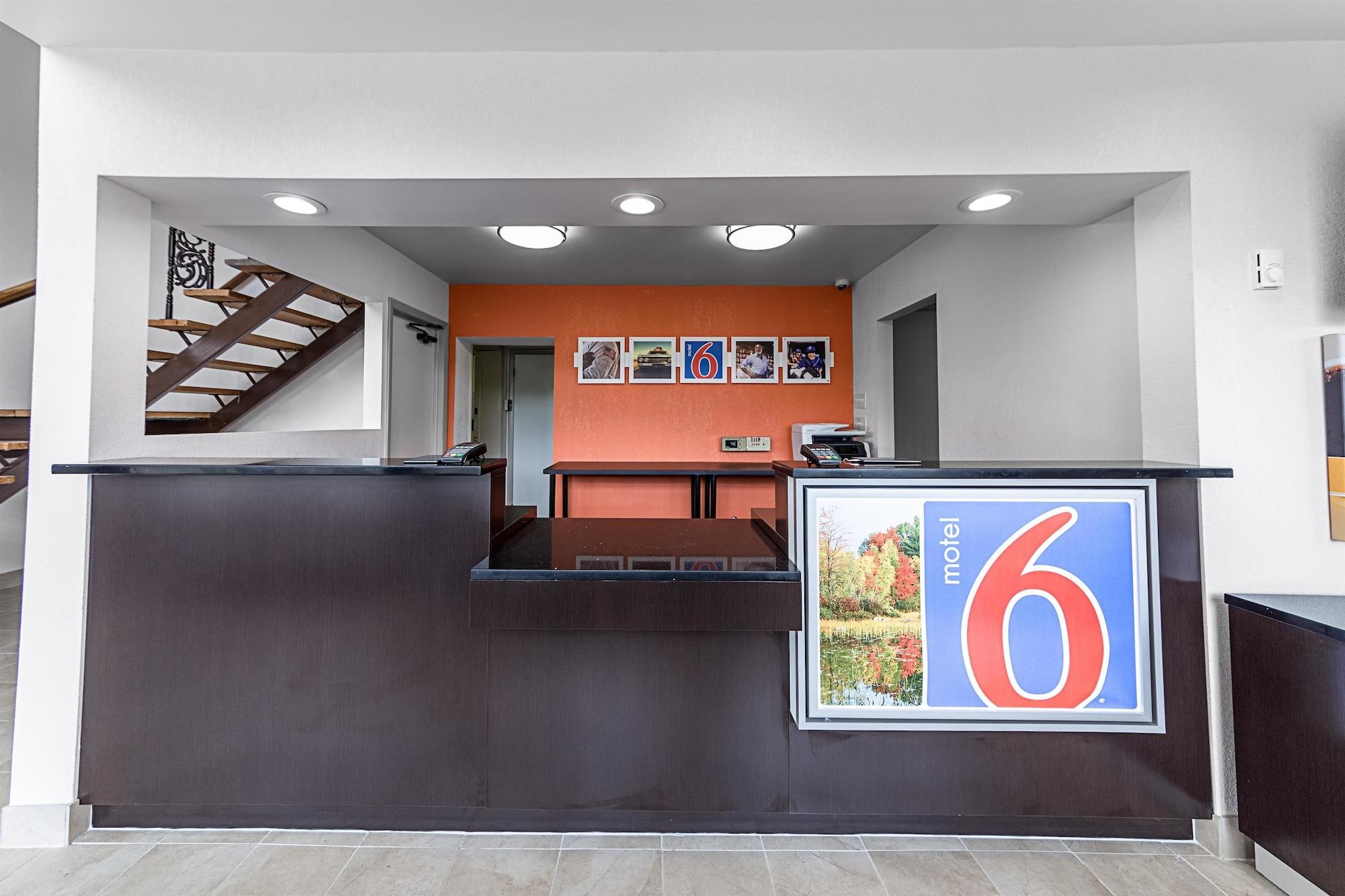 Vista Lobby Motel 6 Warminster, PA