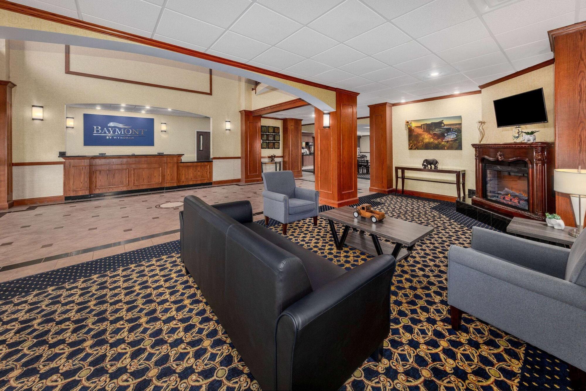 Vista Lobby Baymont by Wyndham Pratt
