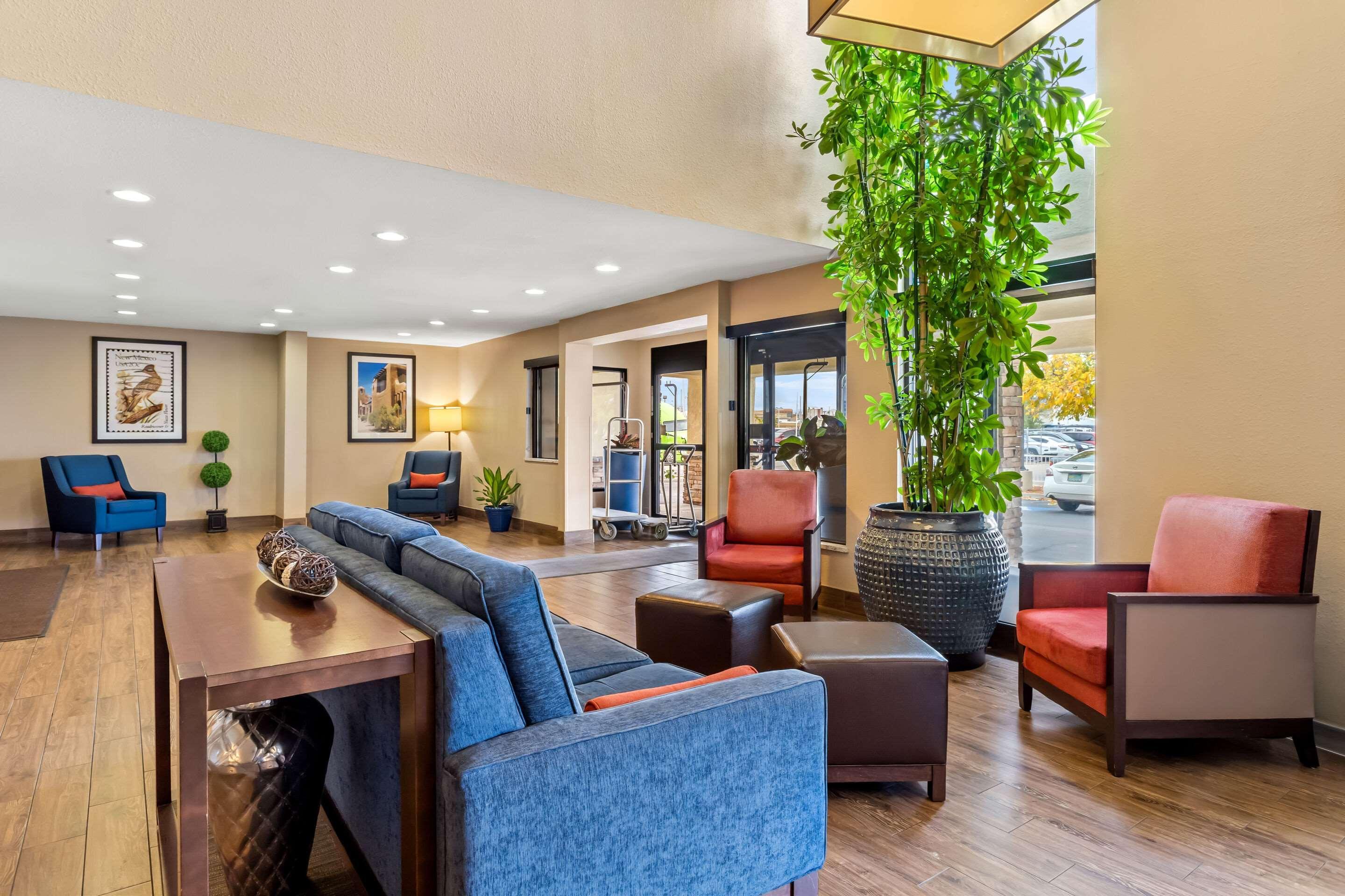 Vista Lobby Comfort Inn & Suites Albuquerque Downtown