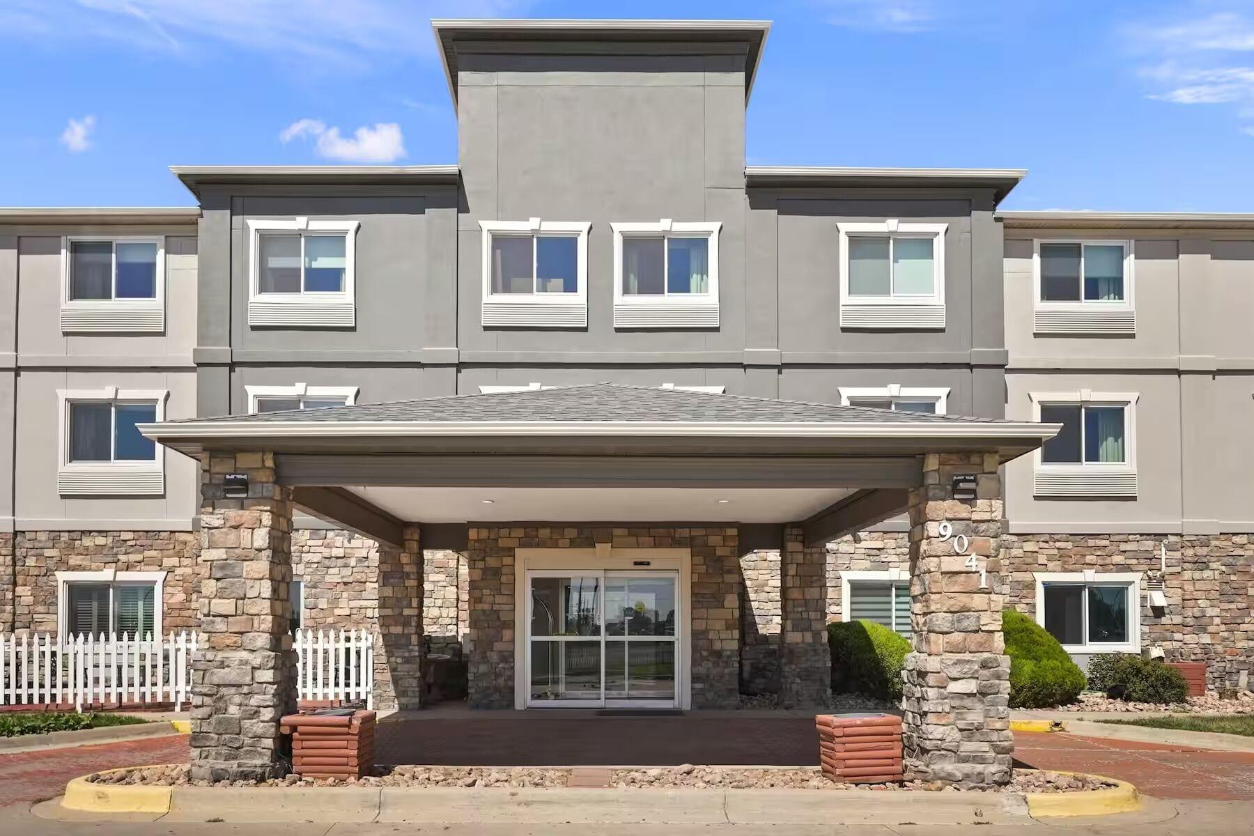 Vista Exterior Baymont by Wyndham Henderson-Northeast Denver