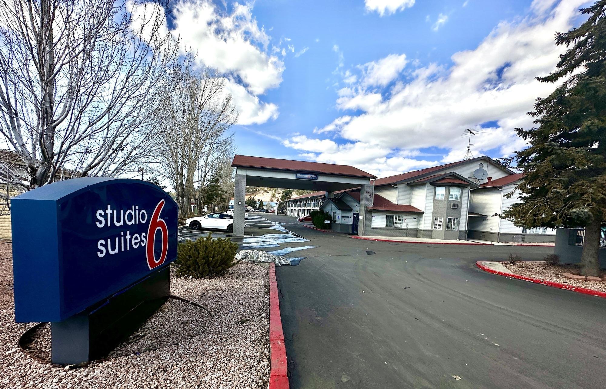 Vista Exterior Studio 6 Suites – Flagstaff, AZ