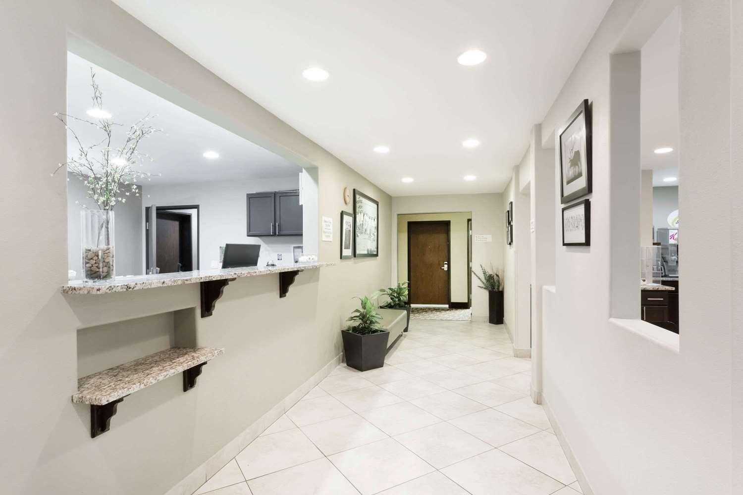 Varios Super 8 by Wyndham Montrose