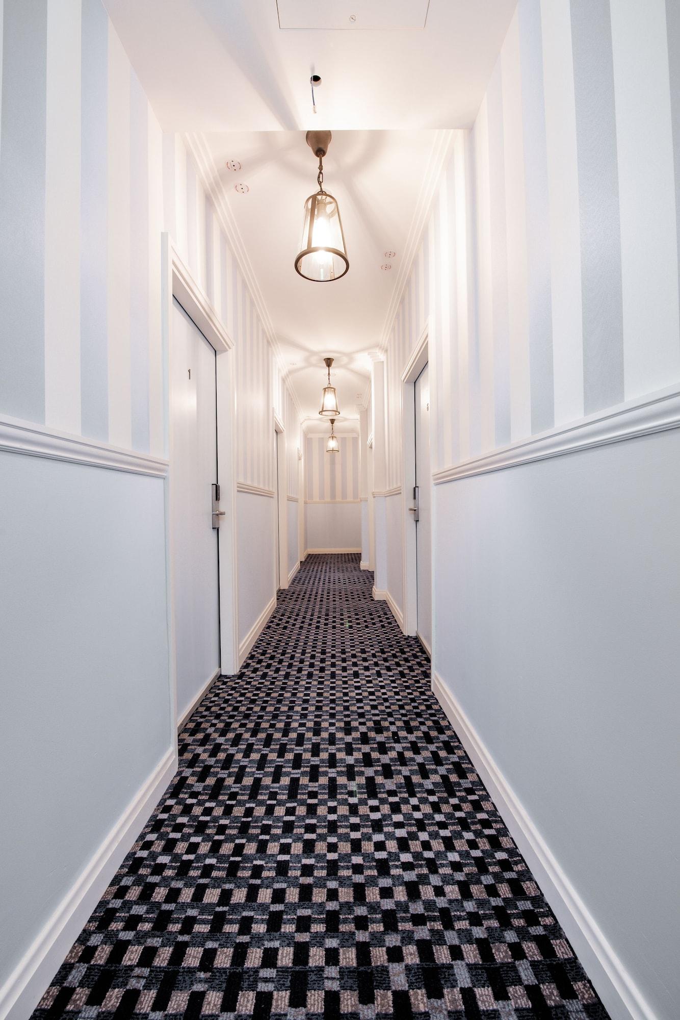 Varios Bankstown Hotel
