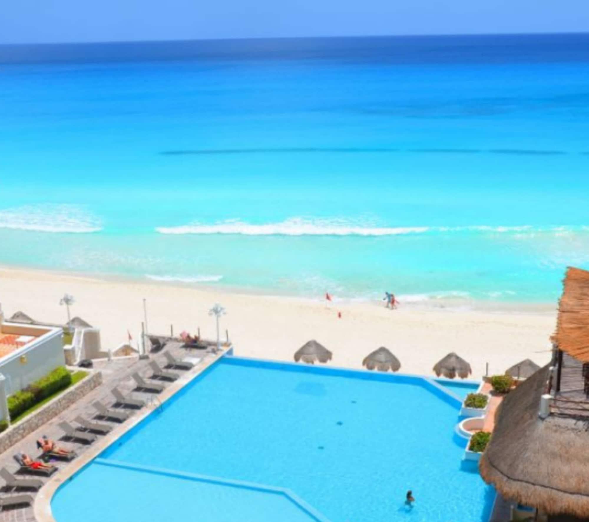 Vista Piscina Apartamento Vacacional en Cancún