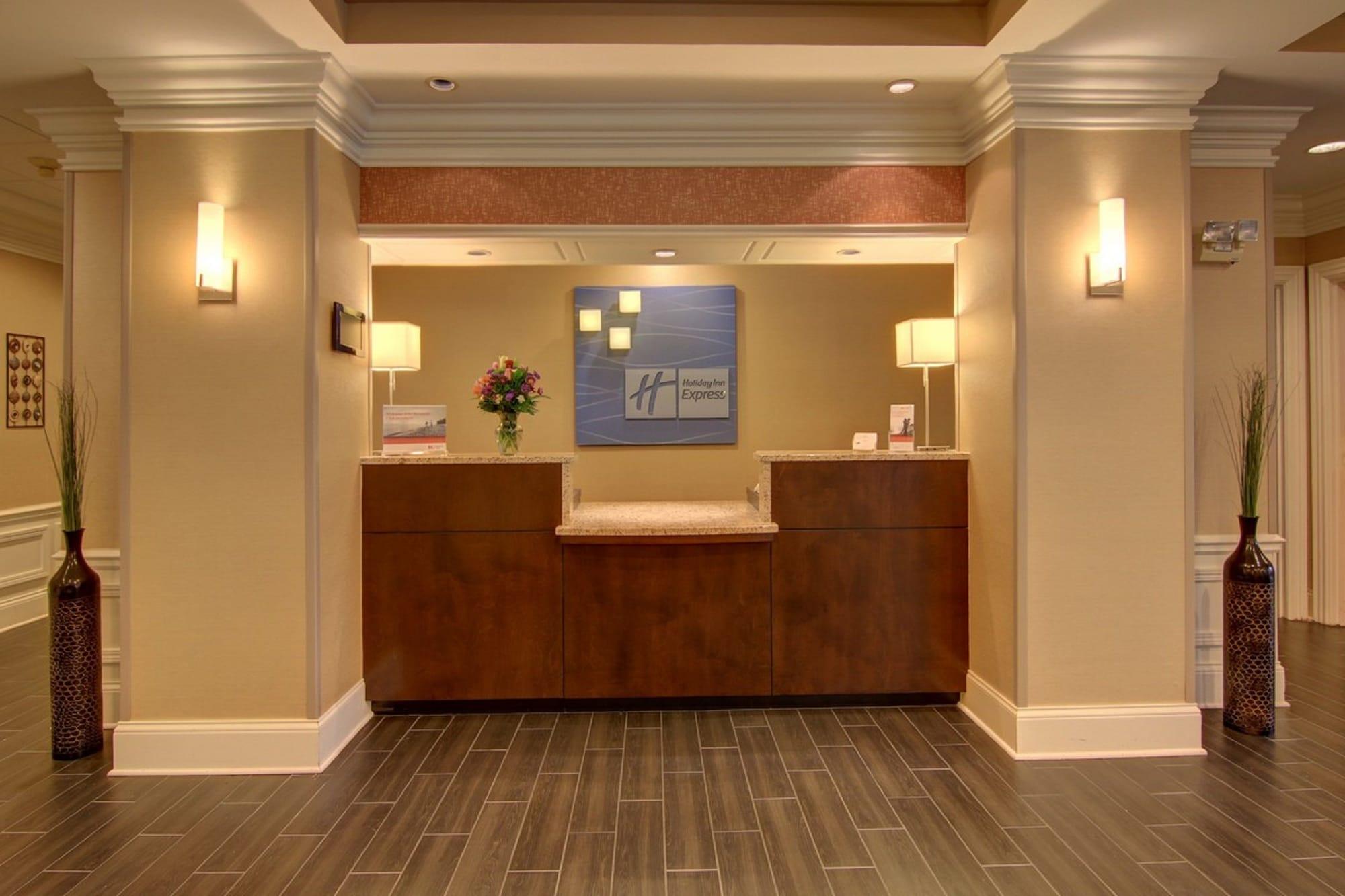 Vista Lobby Holiday Inn Express & Suites Alpharetta - Windward Parkway by IHG