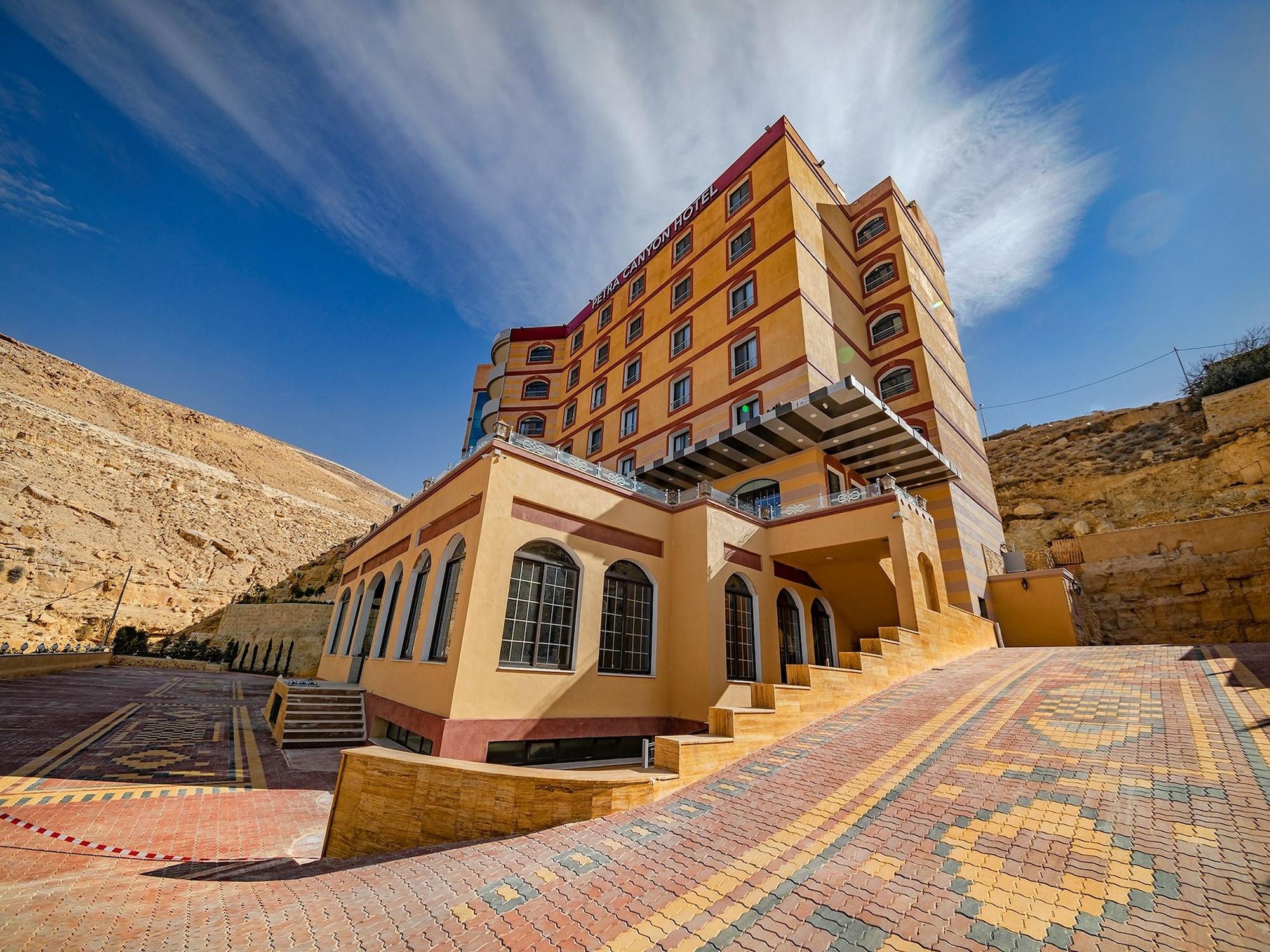 Vista Exterior Petra Canyon Hotel
