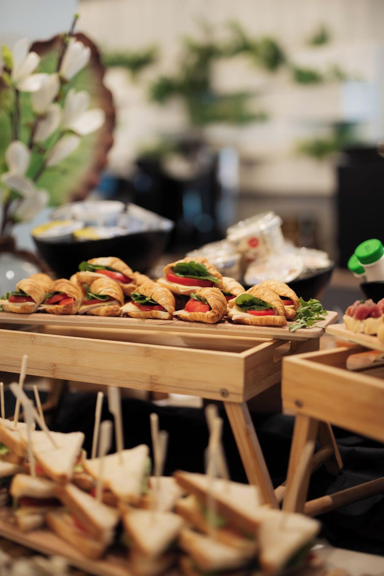 Restaurant Blue Carpet Luxury Suites