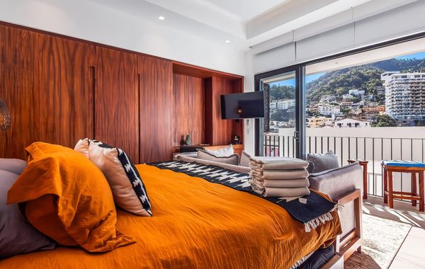 Modern Condo With Rooftop Pool, Gym, & Private W/D - Hoteles cerca de Malecón en Puerto Vallarta