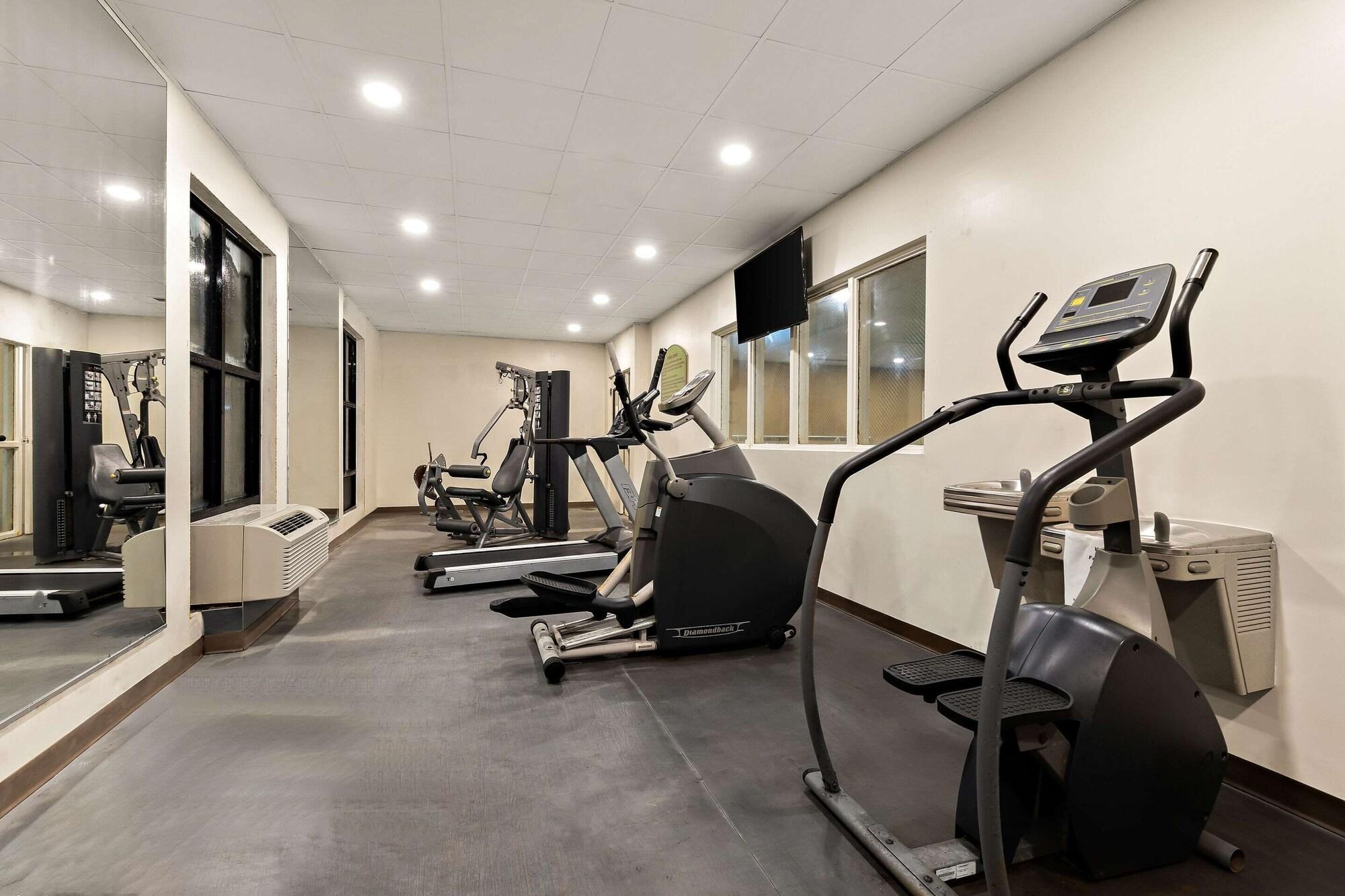 Gimnasio Comfort Suites Nashville near Percy Priest Lake