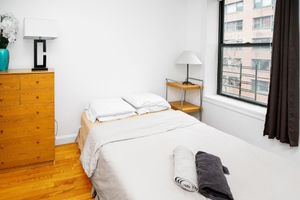 Alquiler Vacacional - Renovated 1 Bedroom Apartment in Midtown with Kitchen