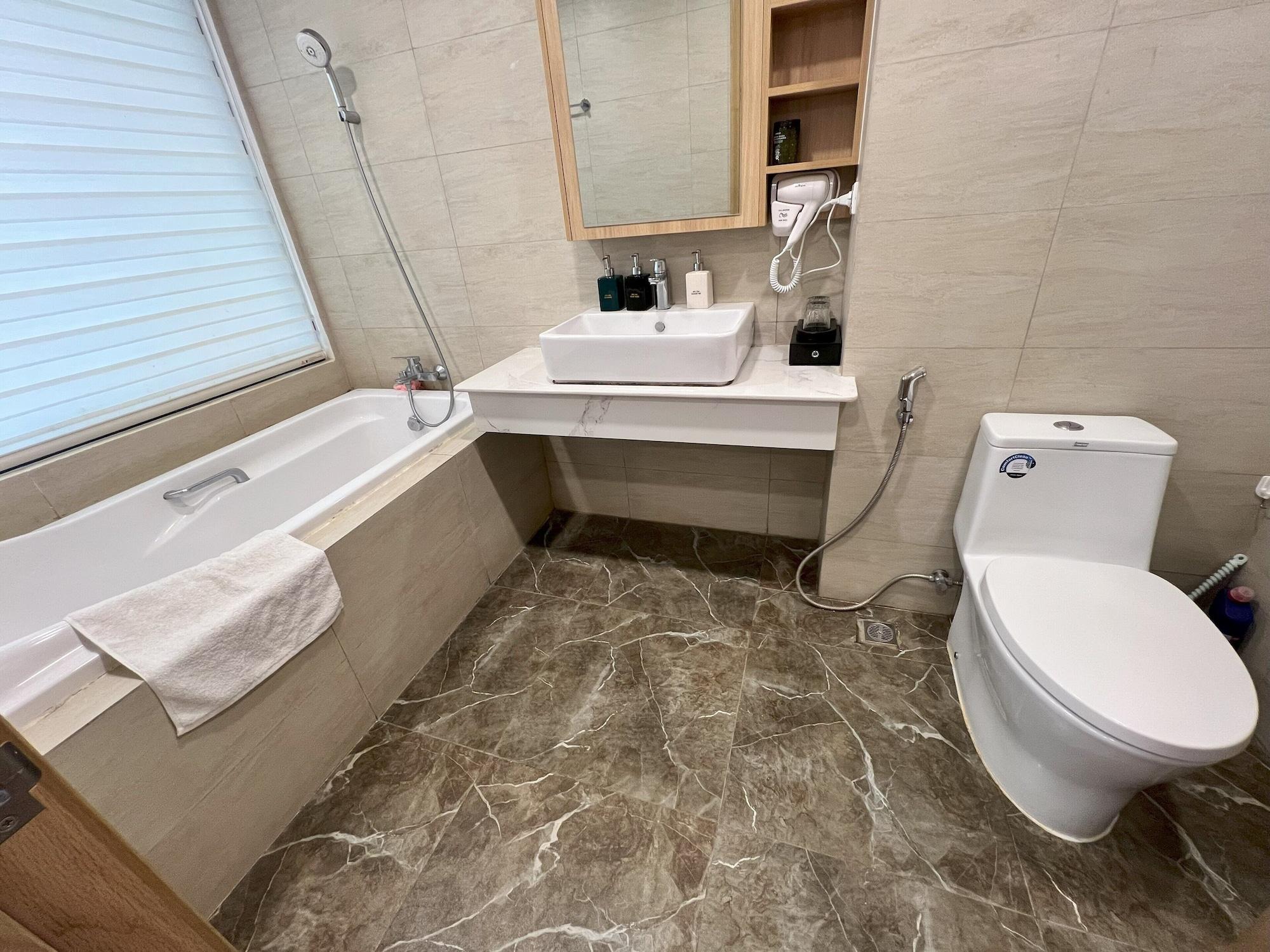 Equipamiento de Habitación Stunning Ocean View Apartment in FLC Sea Tower