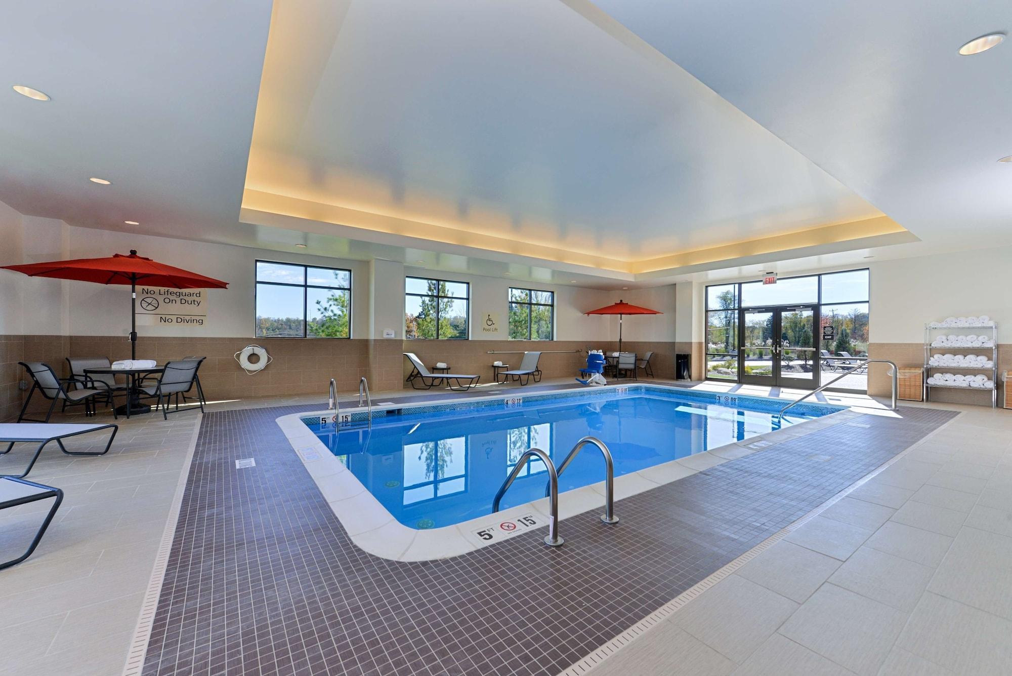 Vista Piscina Hampton Inn & Suites California University-Pittsburgh