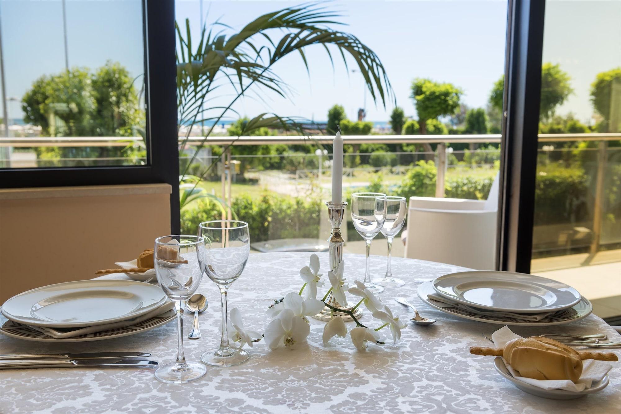 Bar/Salón Waldorf Suite Hotel