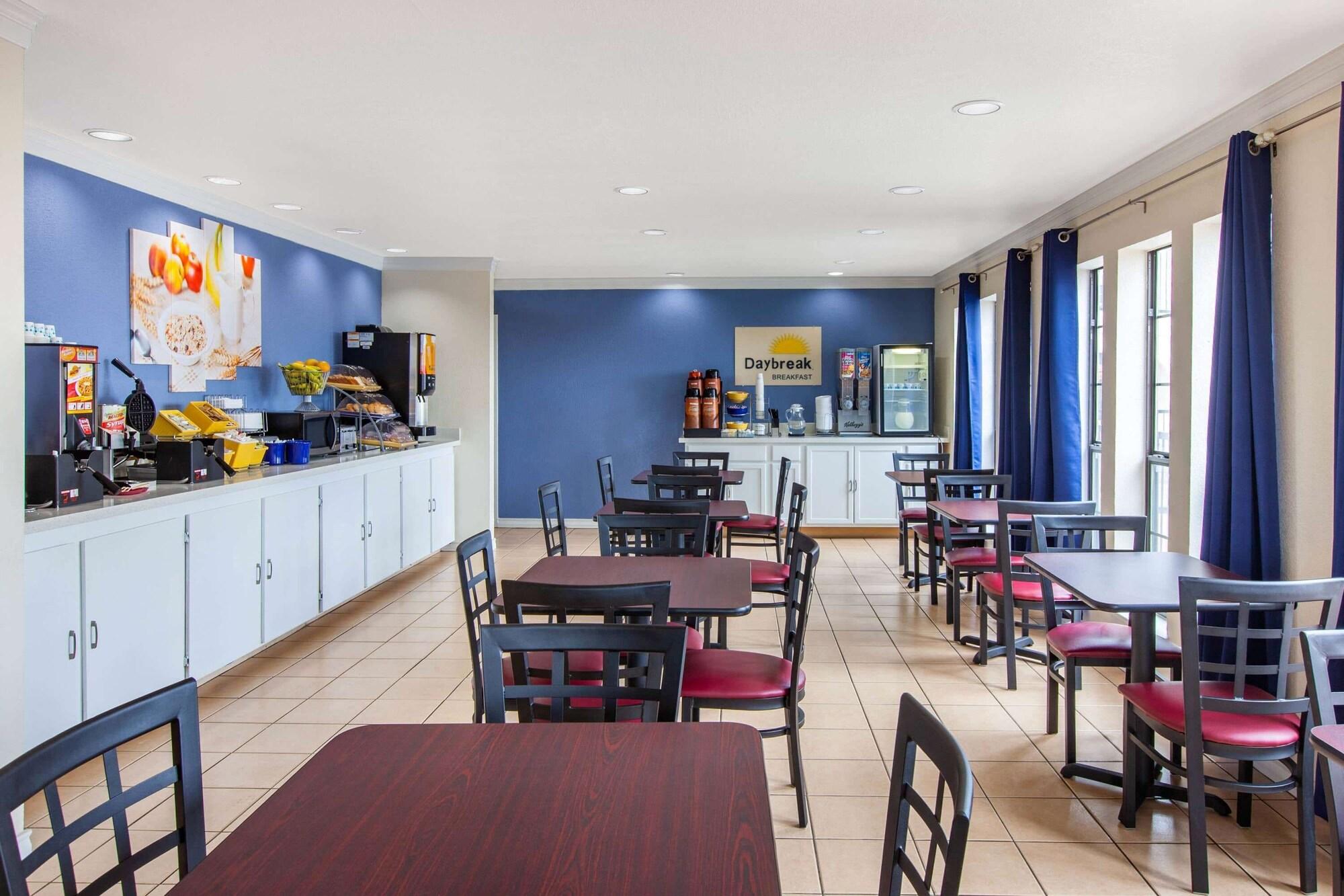 Restaurant Days Inn & Suites by Wyndham Braunig Lake