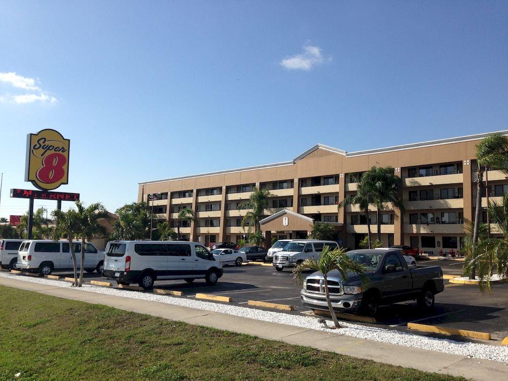 Varios Super 8 by Wyndham Fort Myers